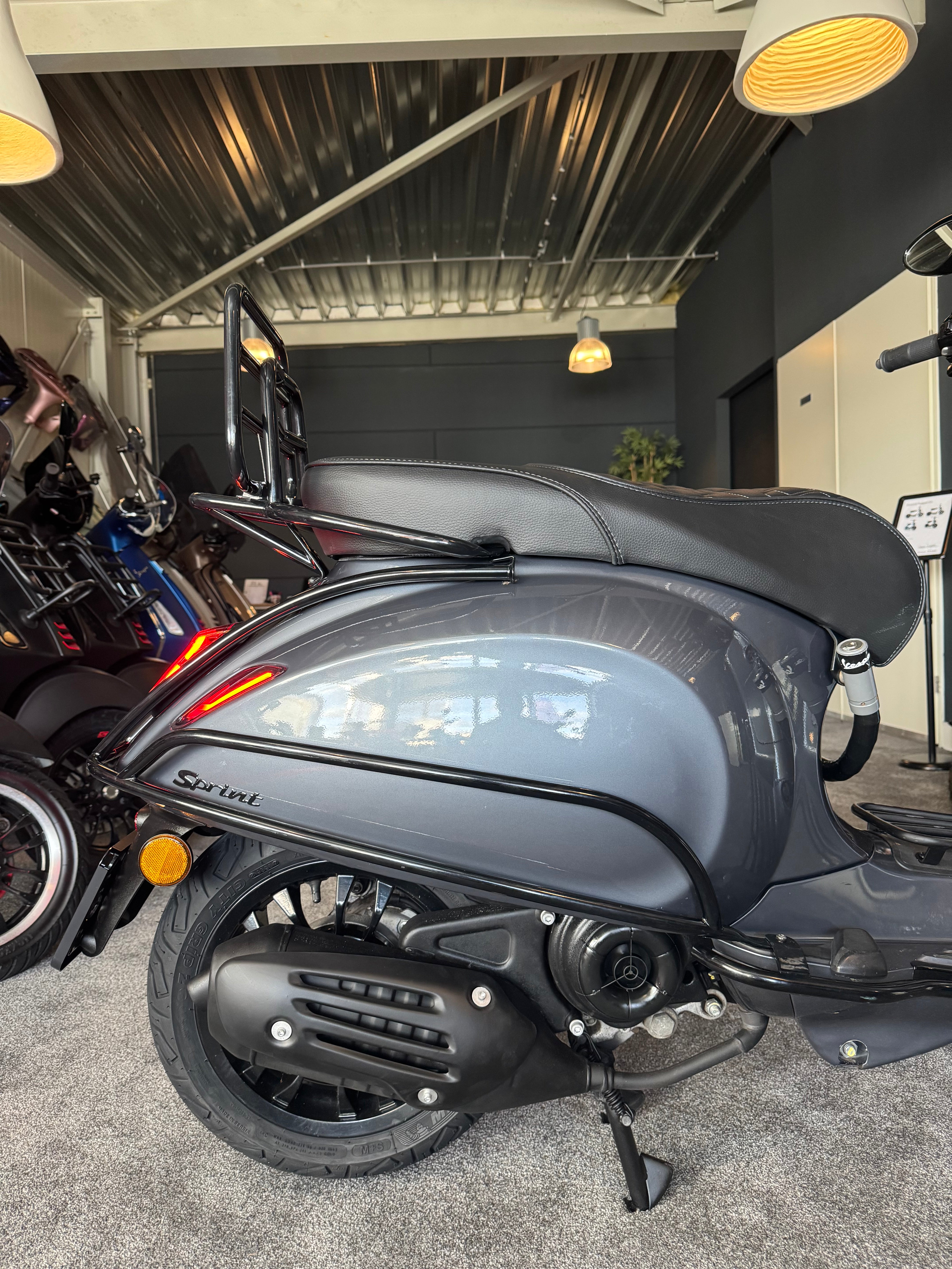 Vespa sprint | Custom | Porsche agaat grijs | Full option | Garantie