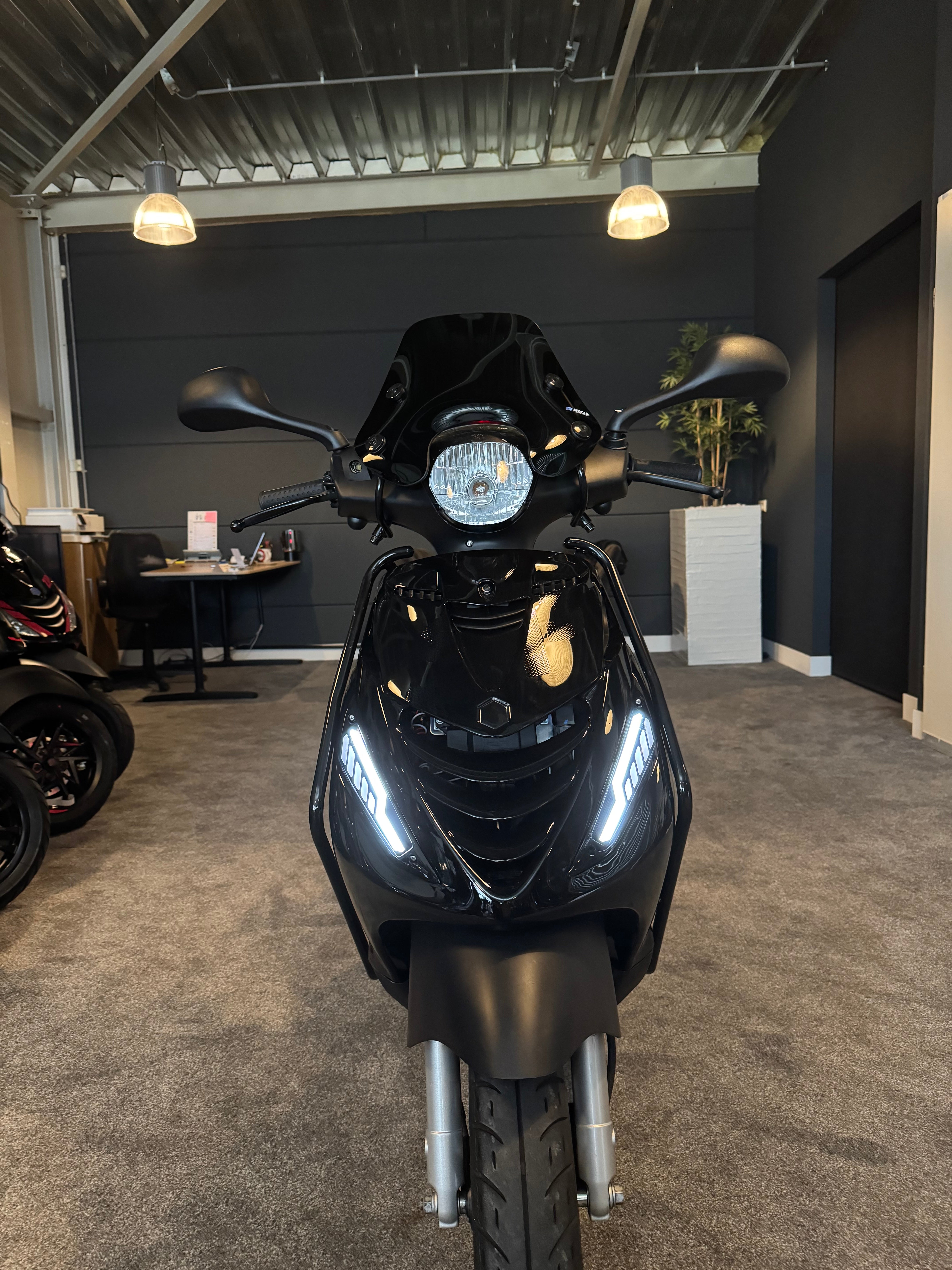 Piaggio Zip 50s | Nieuwstaat | Full option | 2024 | Brom