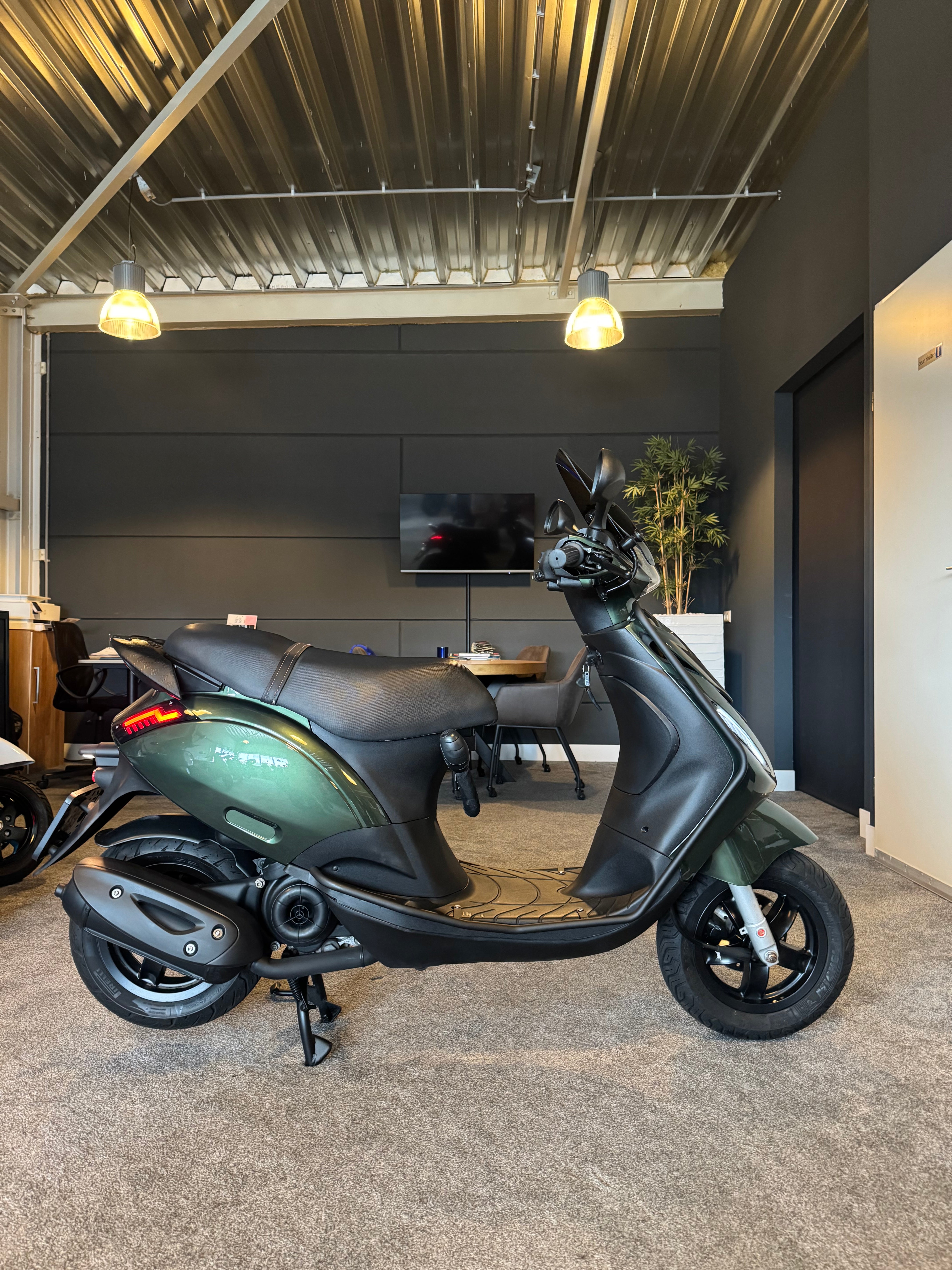 Piaggio Zip 50S | Custom | 2023 | Weinig km | Full option