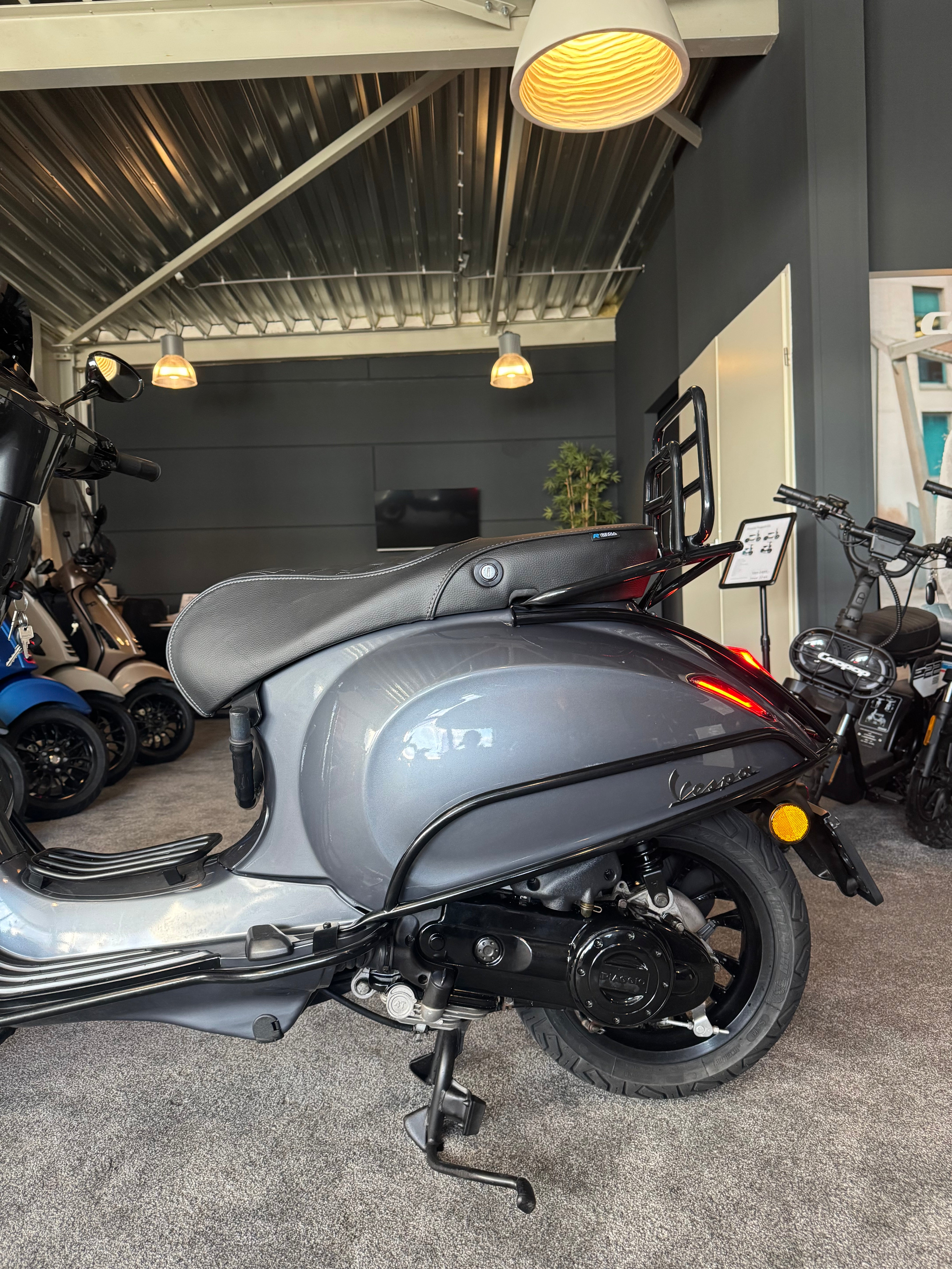 Vespa sprint | Custom | Porsche agaat grijs | Full option | Garantie