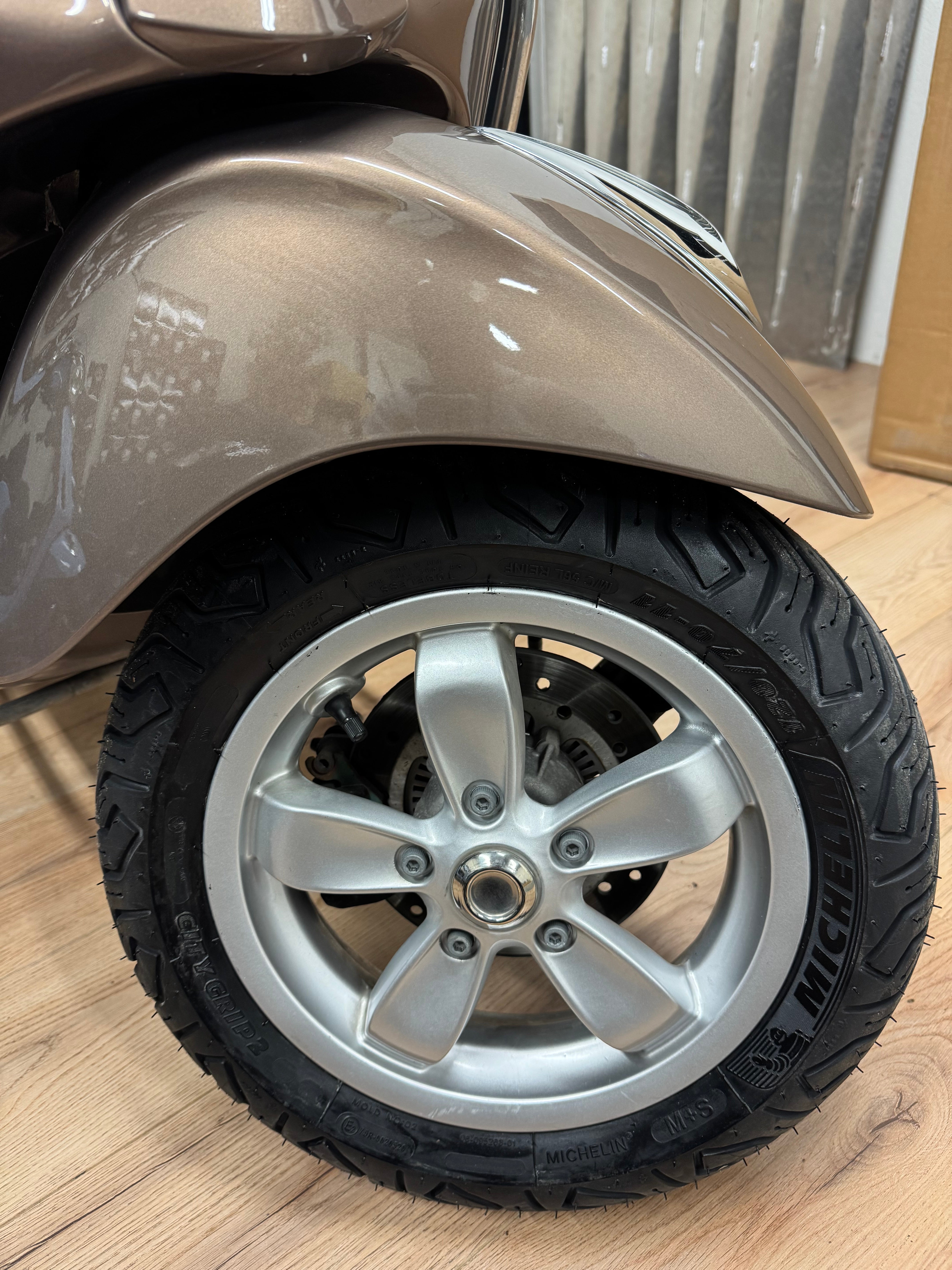 Vespa Primavera 125 cc | Nieuw staat | Garantie | Koffer