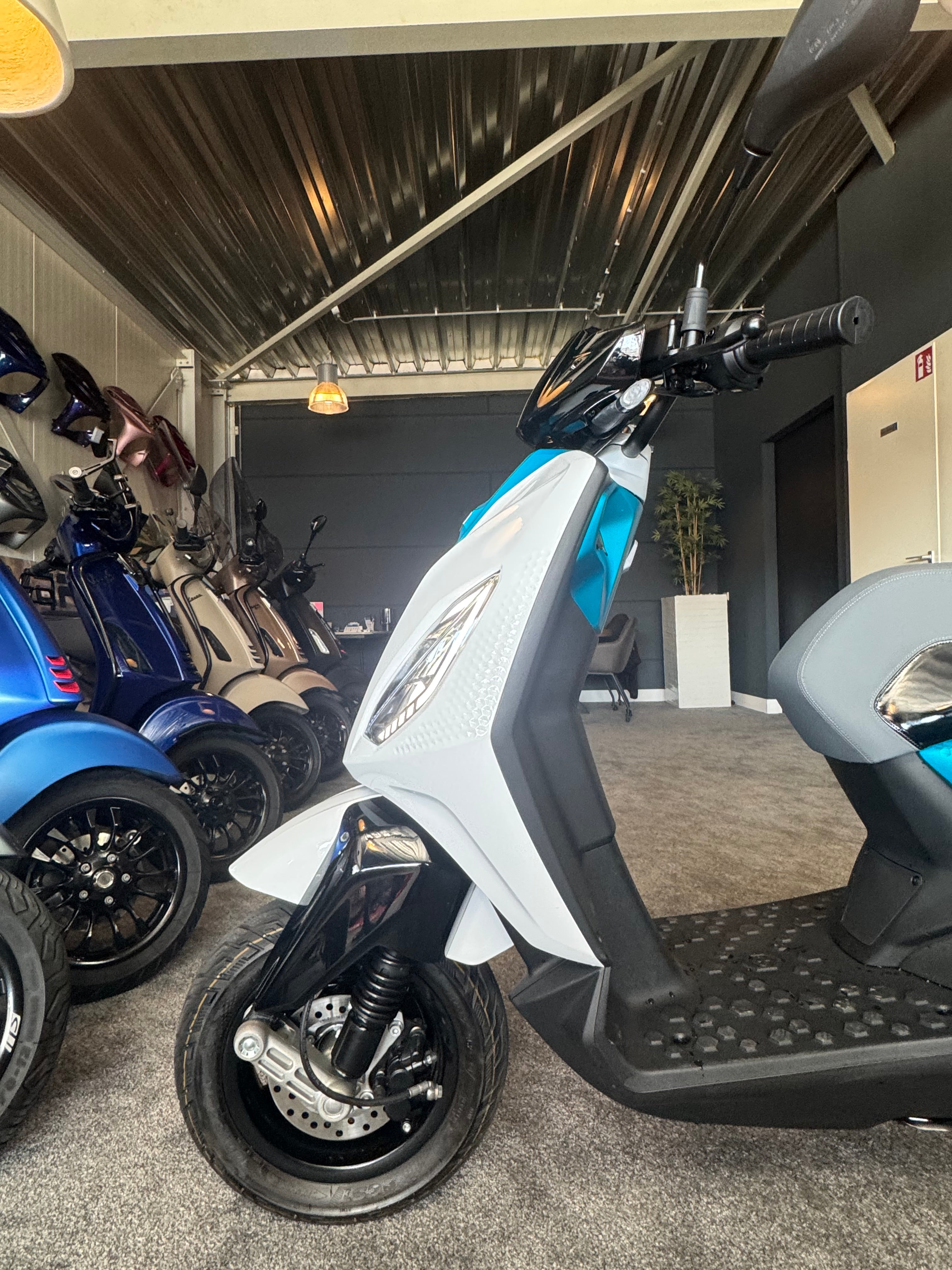 Piaggio One Elektrische Scooter - Nieuw - Artic MIX