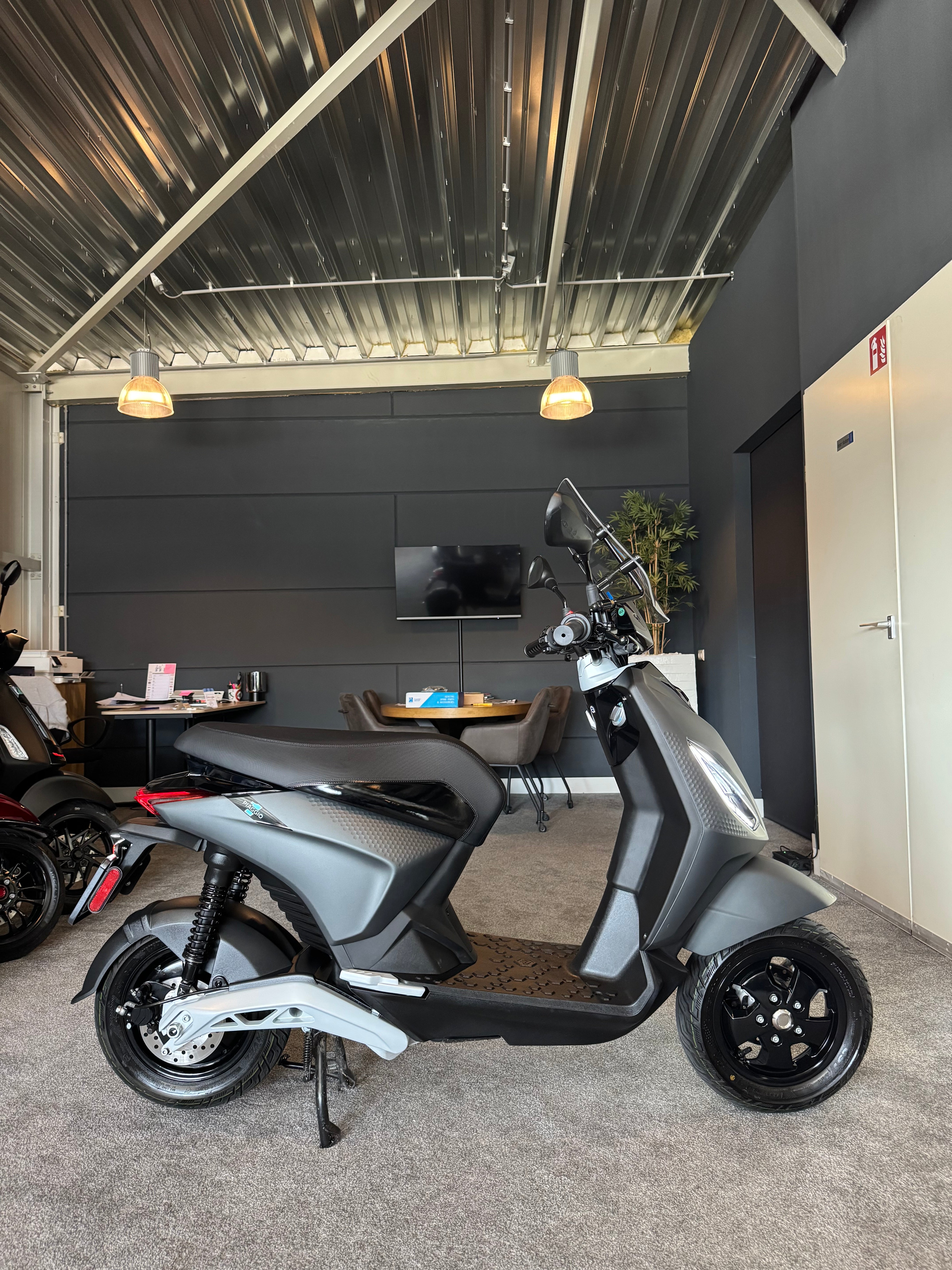 Piaggio one + ( Plus ) | Uniek | 95km bereik | Piaggio Zip