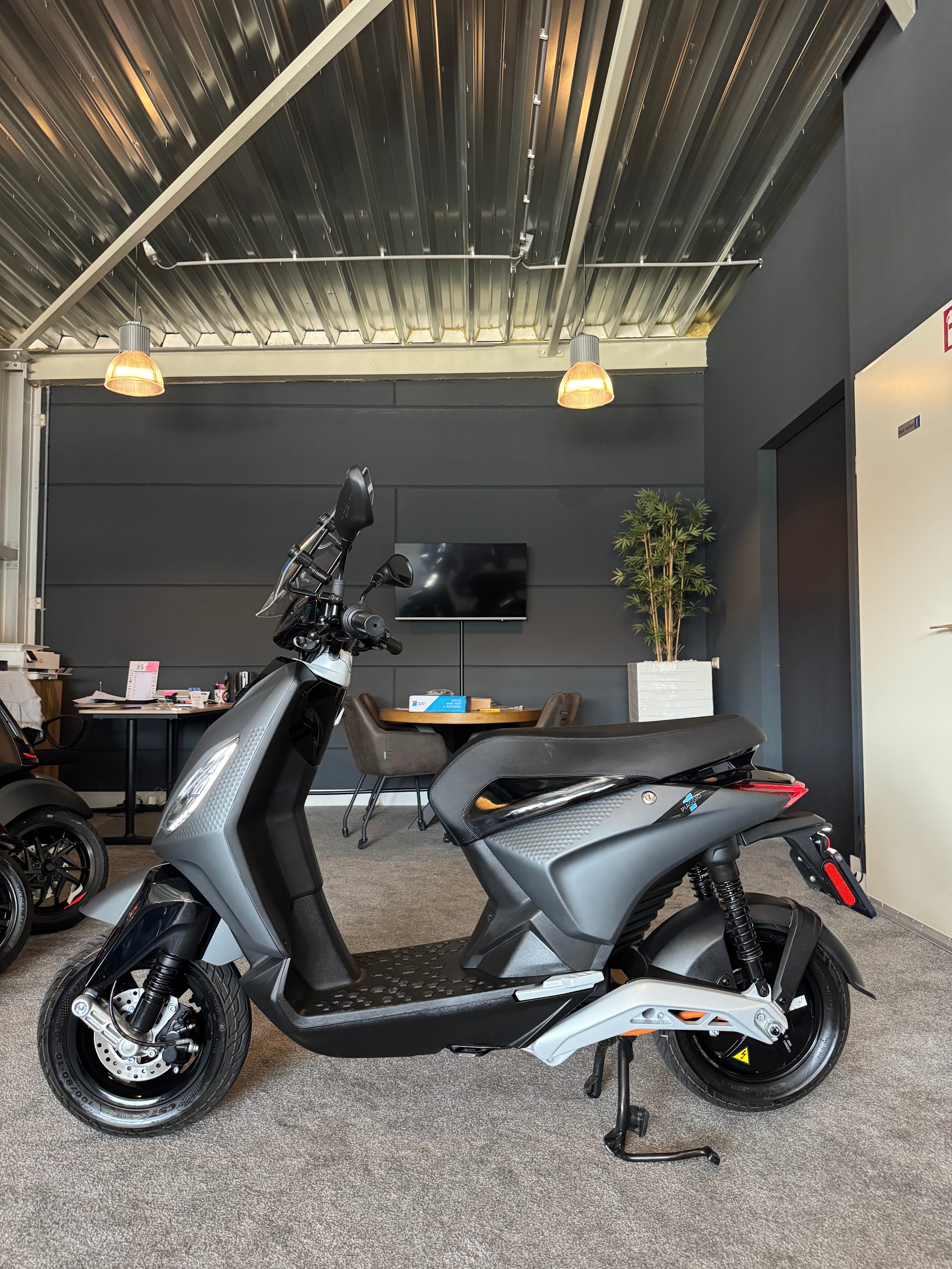 Piaggio one + ( Plus ) | Uniek | 95km bereik | Piaggio Zip