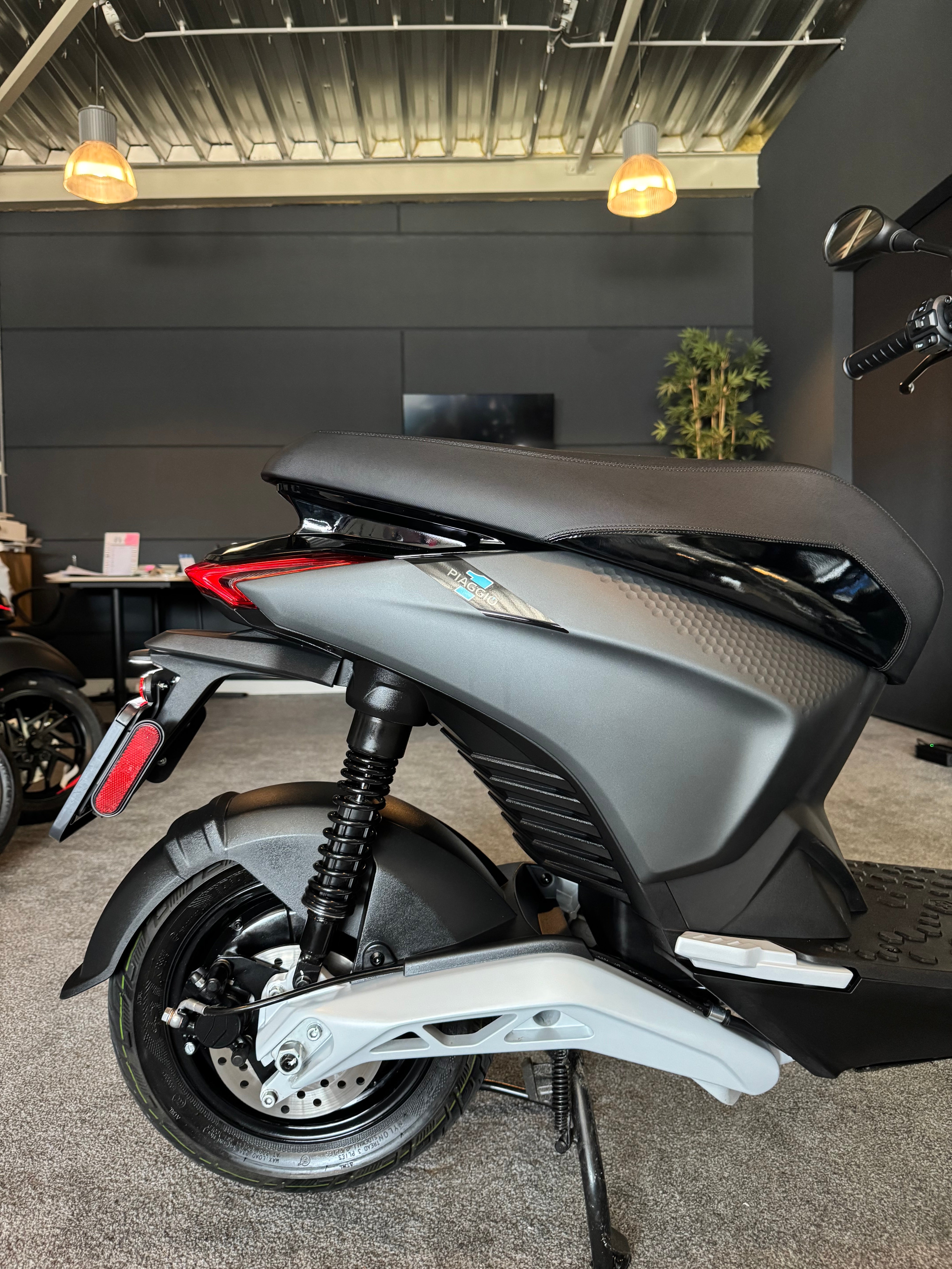 Piaggio one + ( Plus ) | Uniek | 95km bereik | Piaggio Zip