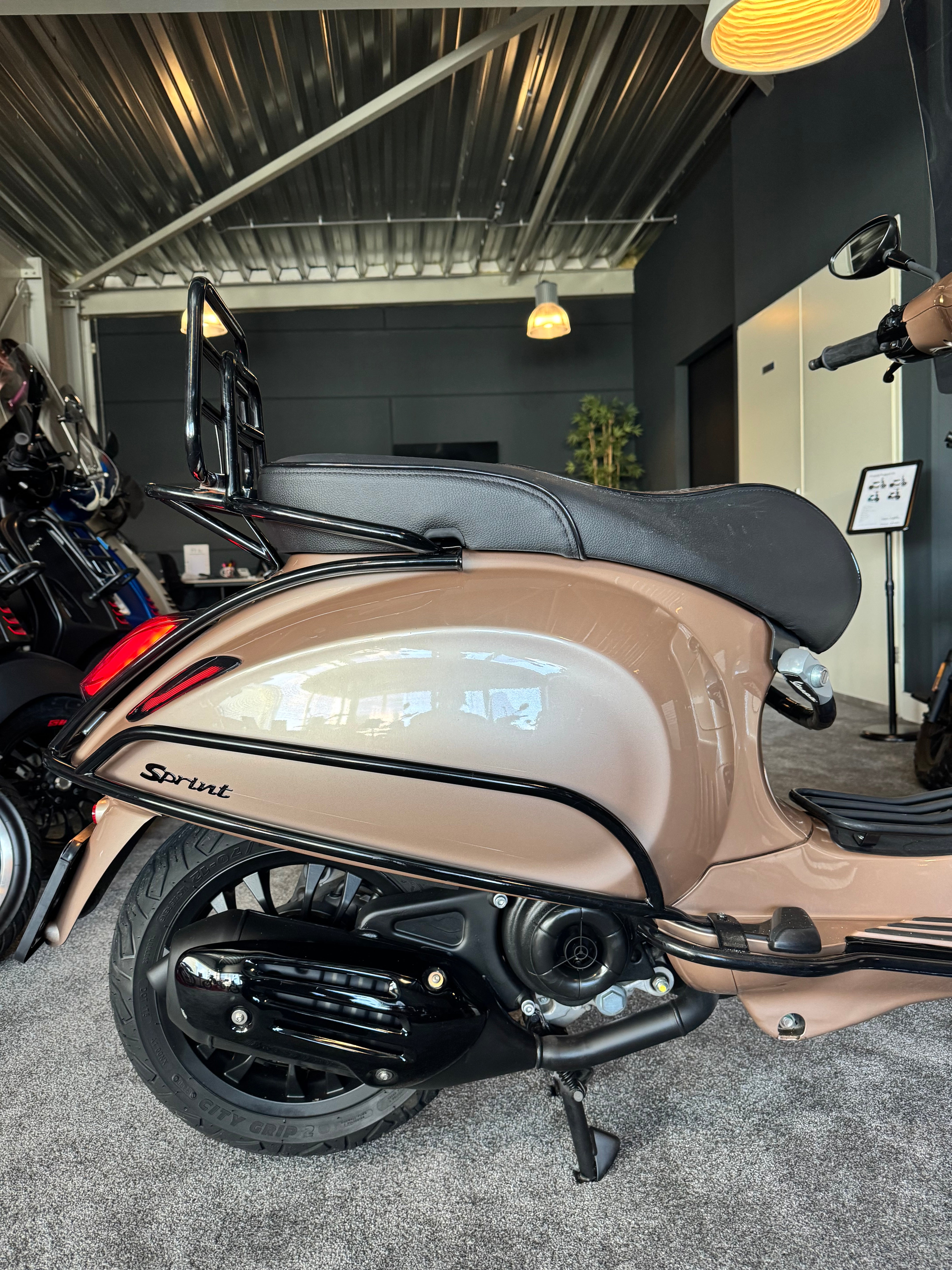 Vespa Sprint 50s | Custom | Full option | Garantie | 1e eigenaar