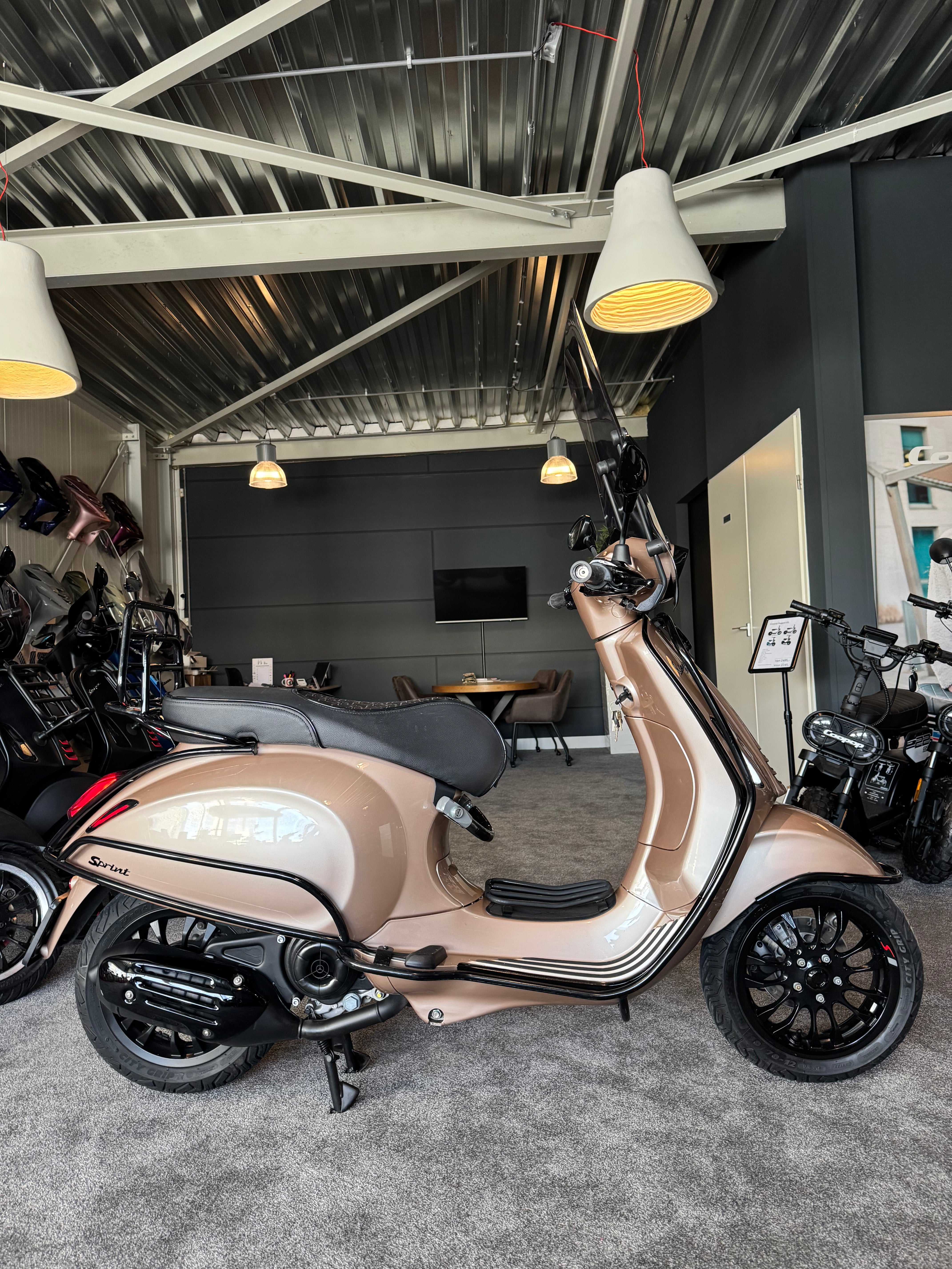 Vespa Sprint 50s | Custom | Full option | Garantie | 1e eigenaar