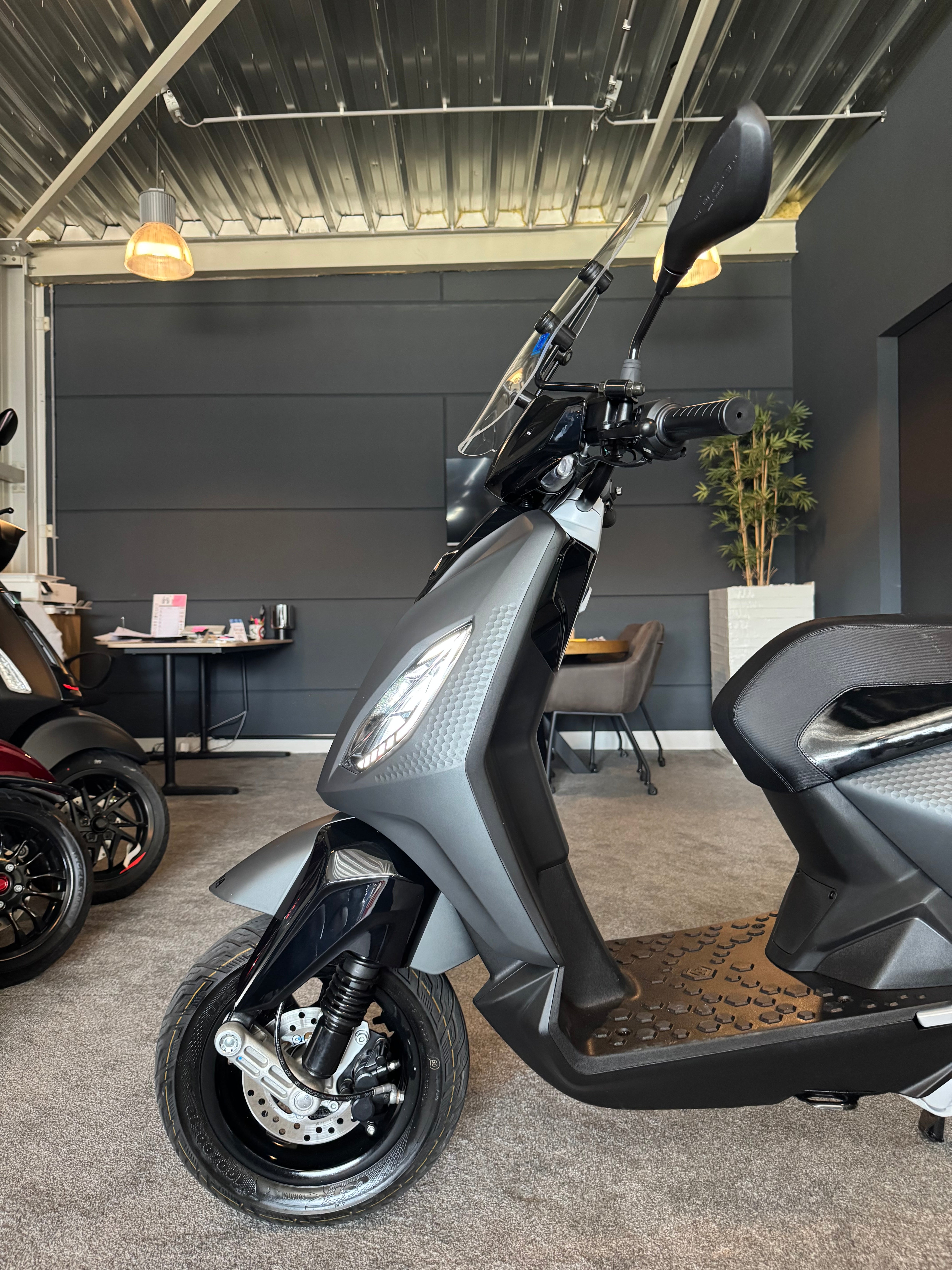 Piaggio one + ( Plus ) | Uniek | 95km bereik | Piaggio Zip