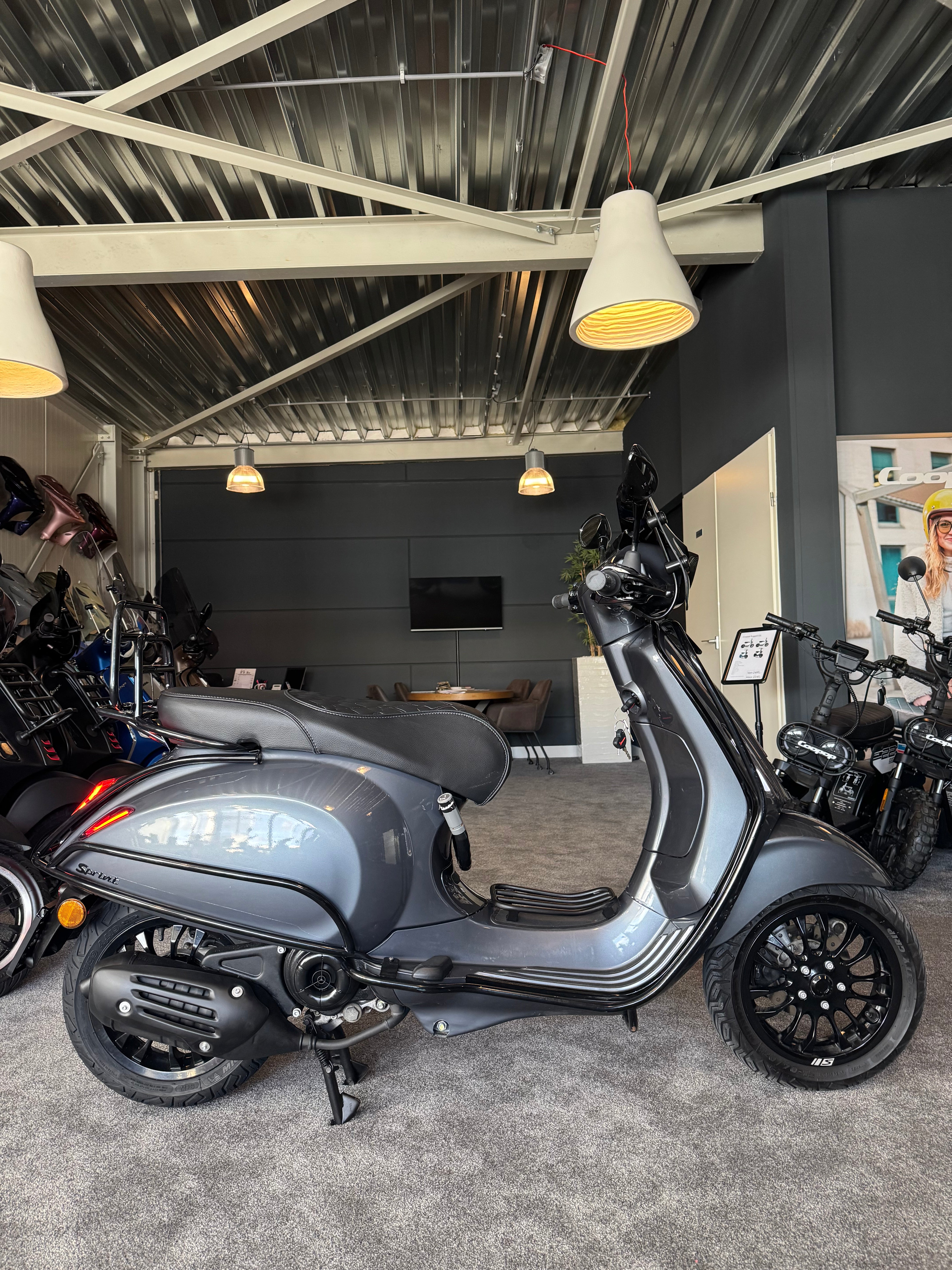 Vespa sprint | Custom | Porsche agaat grijs | Full option | Garantie