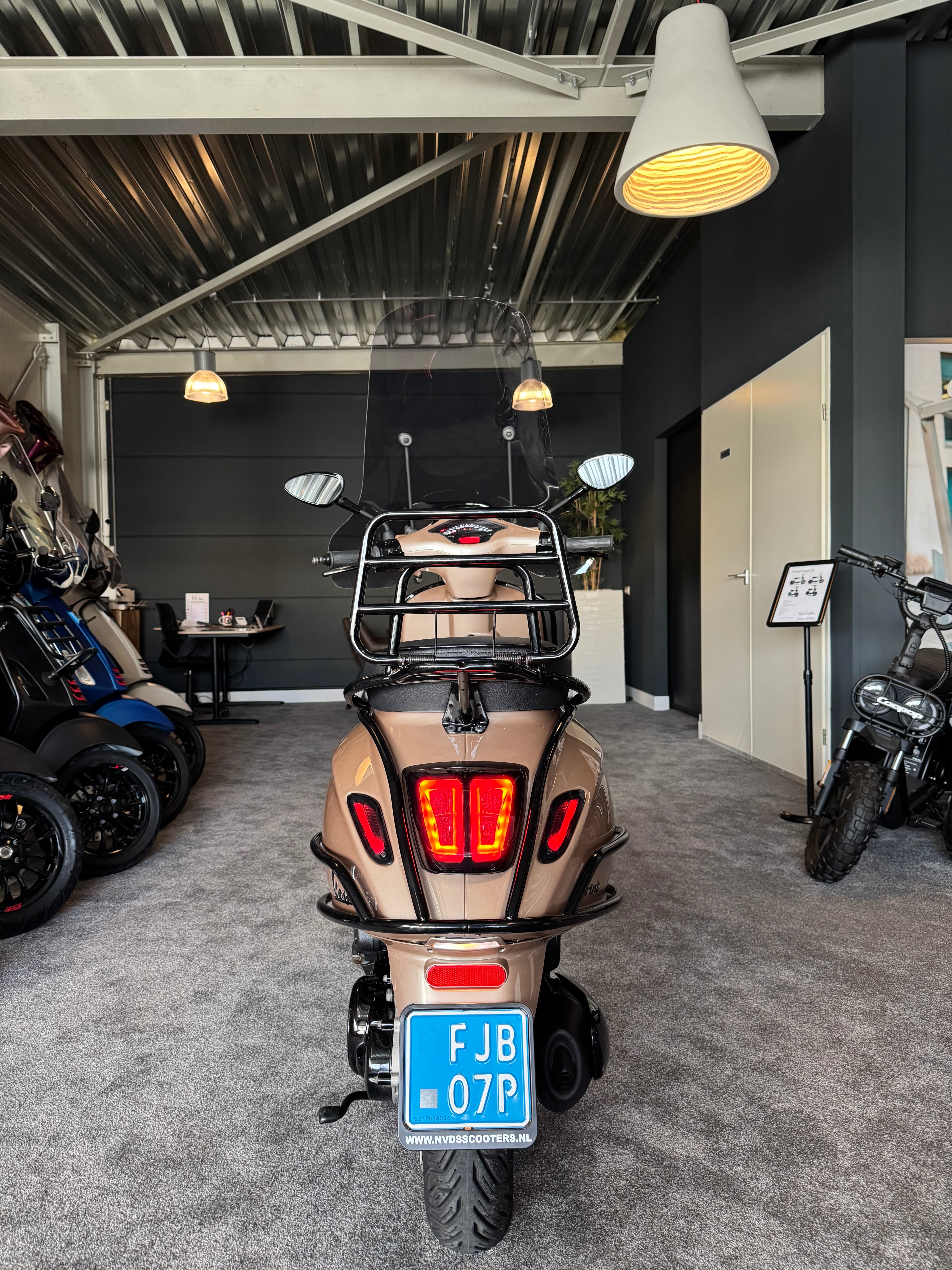 Vespa Sprint 50s | Custom | Full option | Garantie | 1e eigenaar