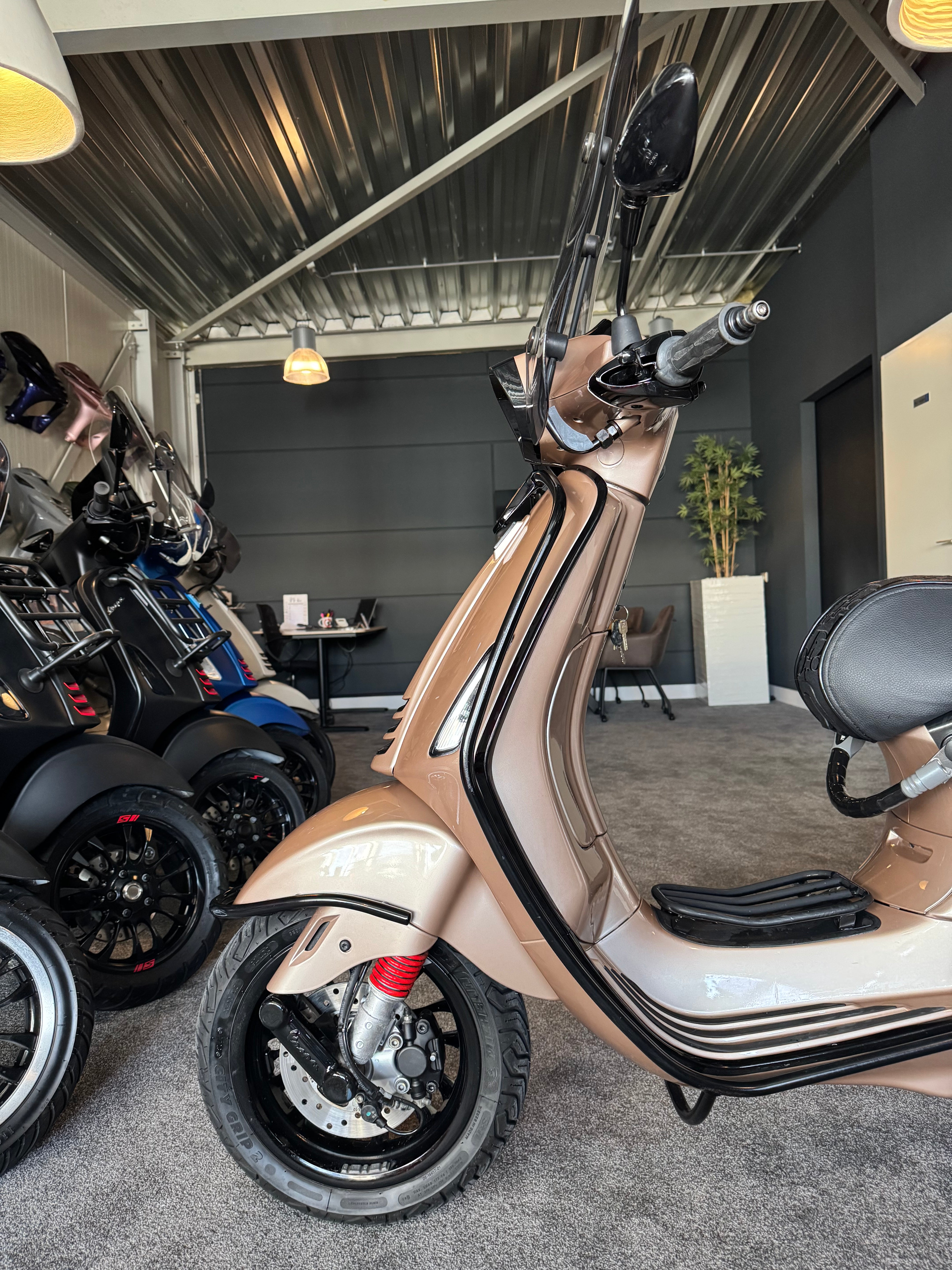 Vespa Sprint 50s | Custom | Full option | Garantie | 1e eigenaar