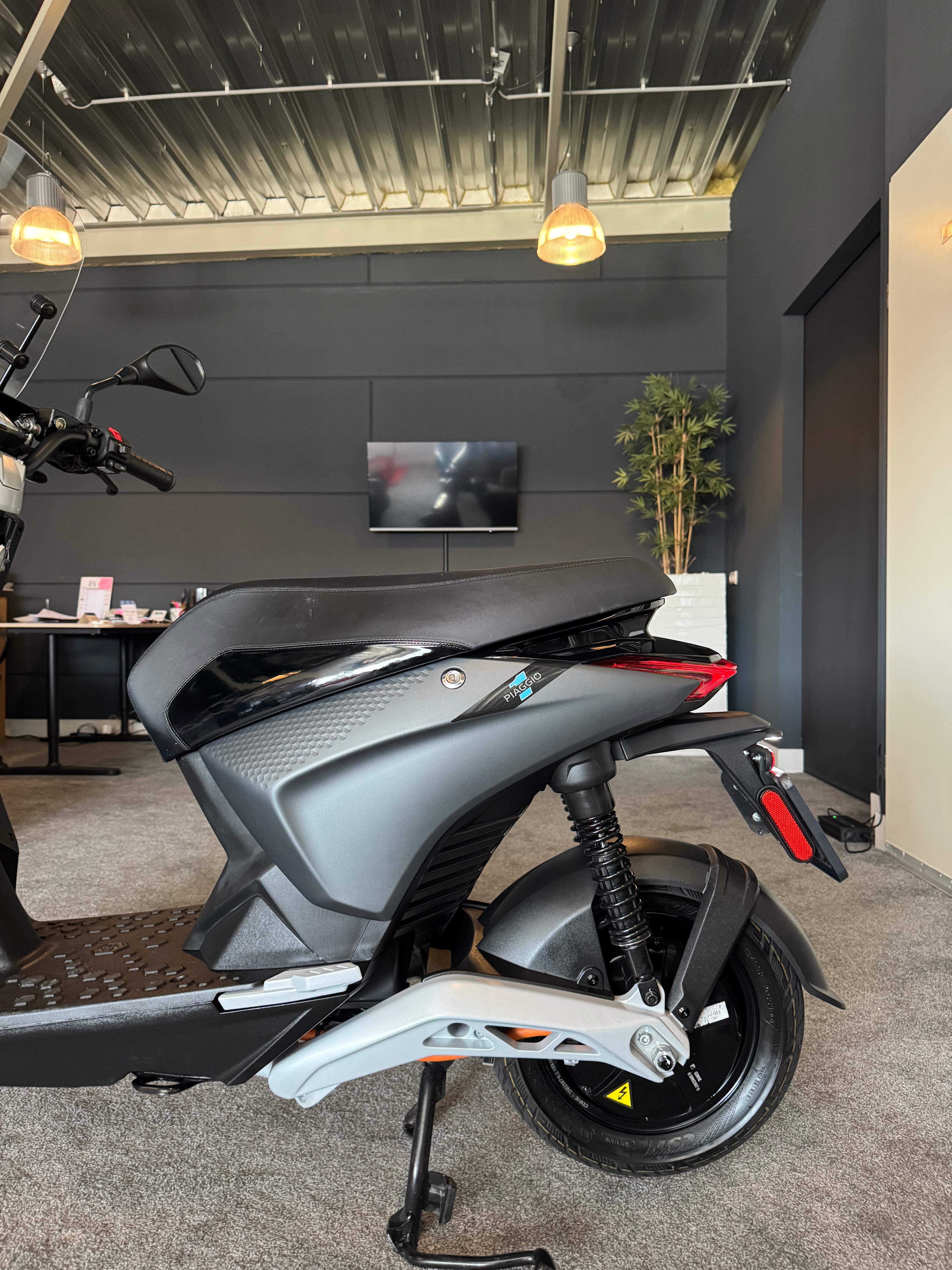 Piaggio one + ( Plus ) | Uniek | 95km bereik | Piaggio Zip