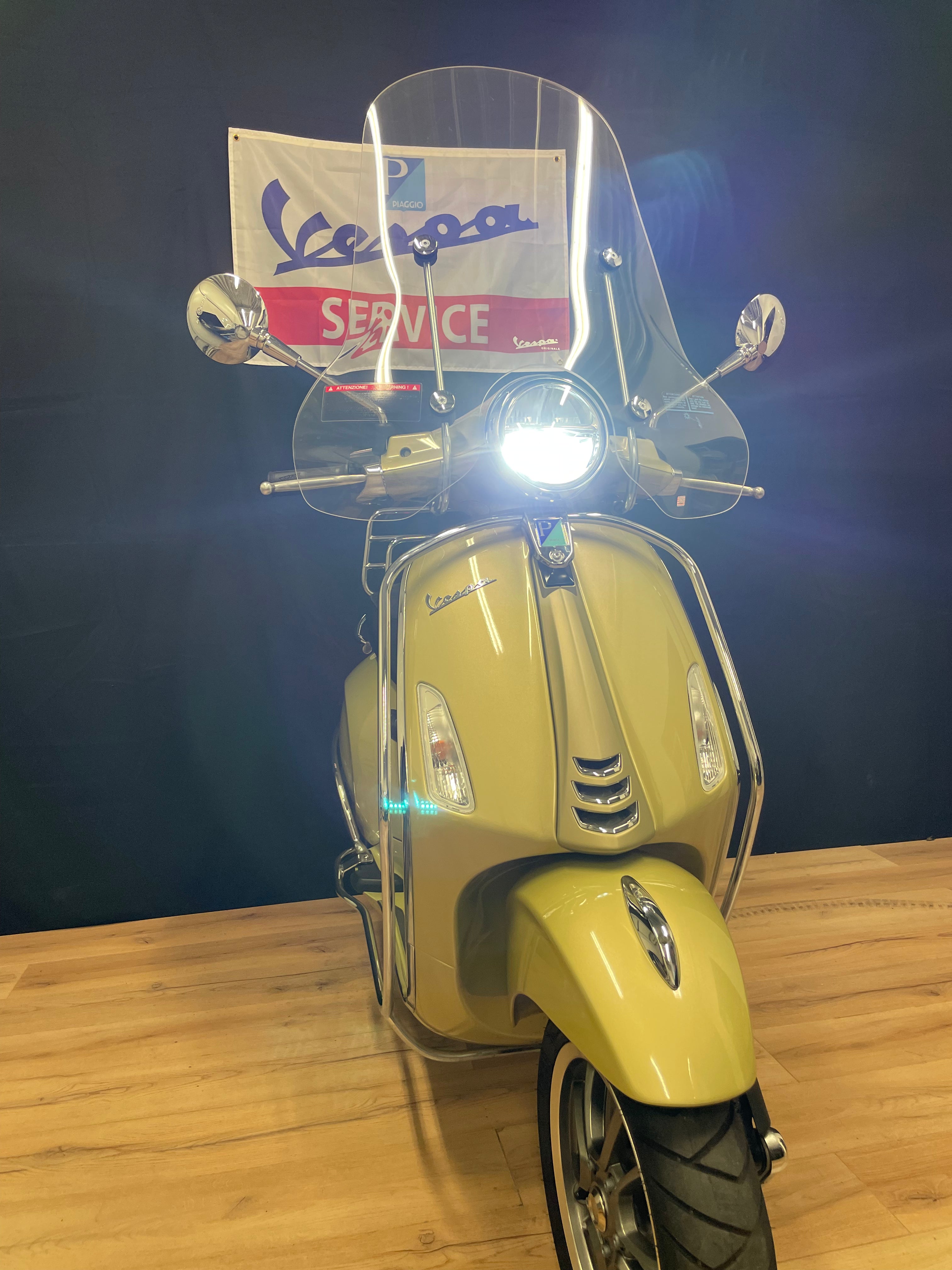 Vespa Primavera 75th anniversary Gold | 900km | Nieuw staat
