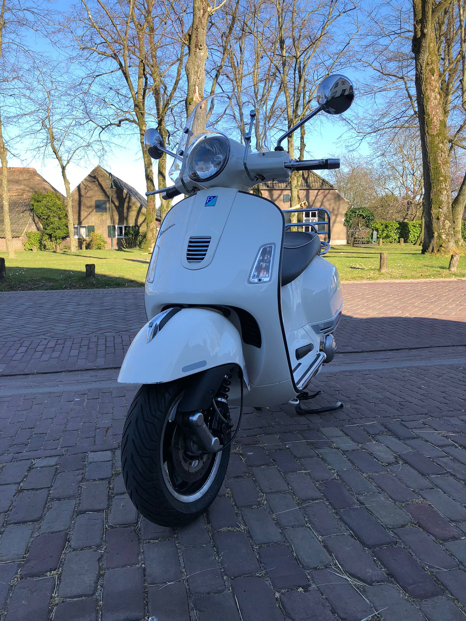 Vespa GTS 300 | Motor Scooter