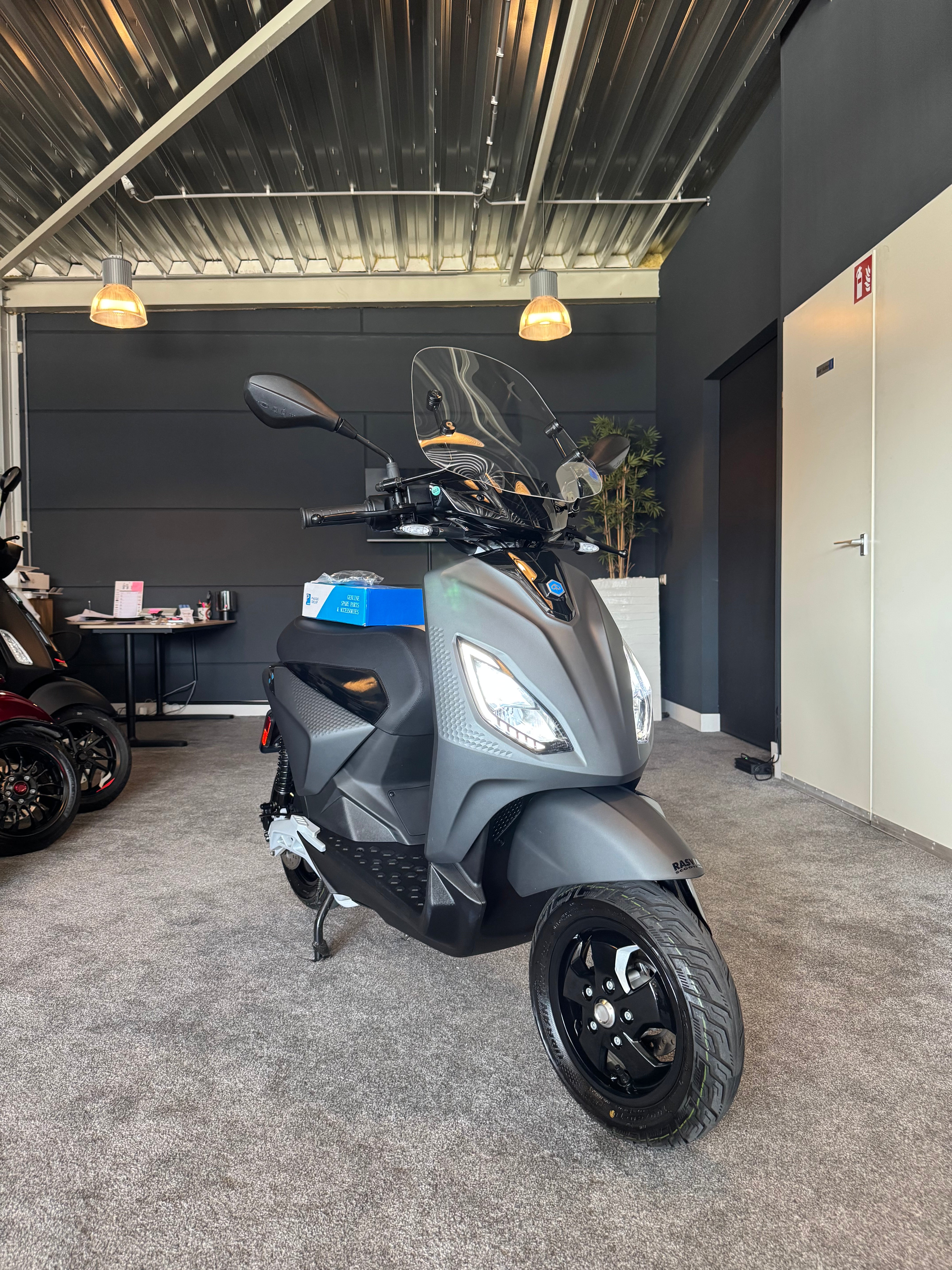 Piaggio one + ( Plus ) | Uniek | 95km bereik | Piaggio Zip