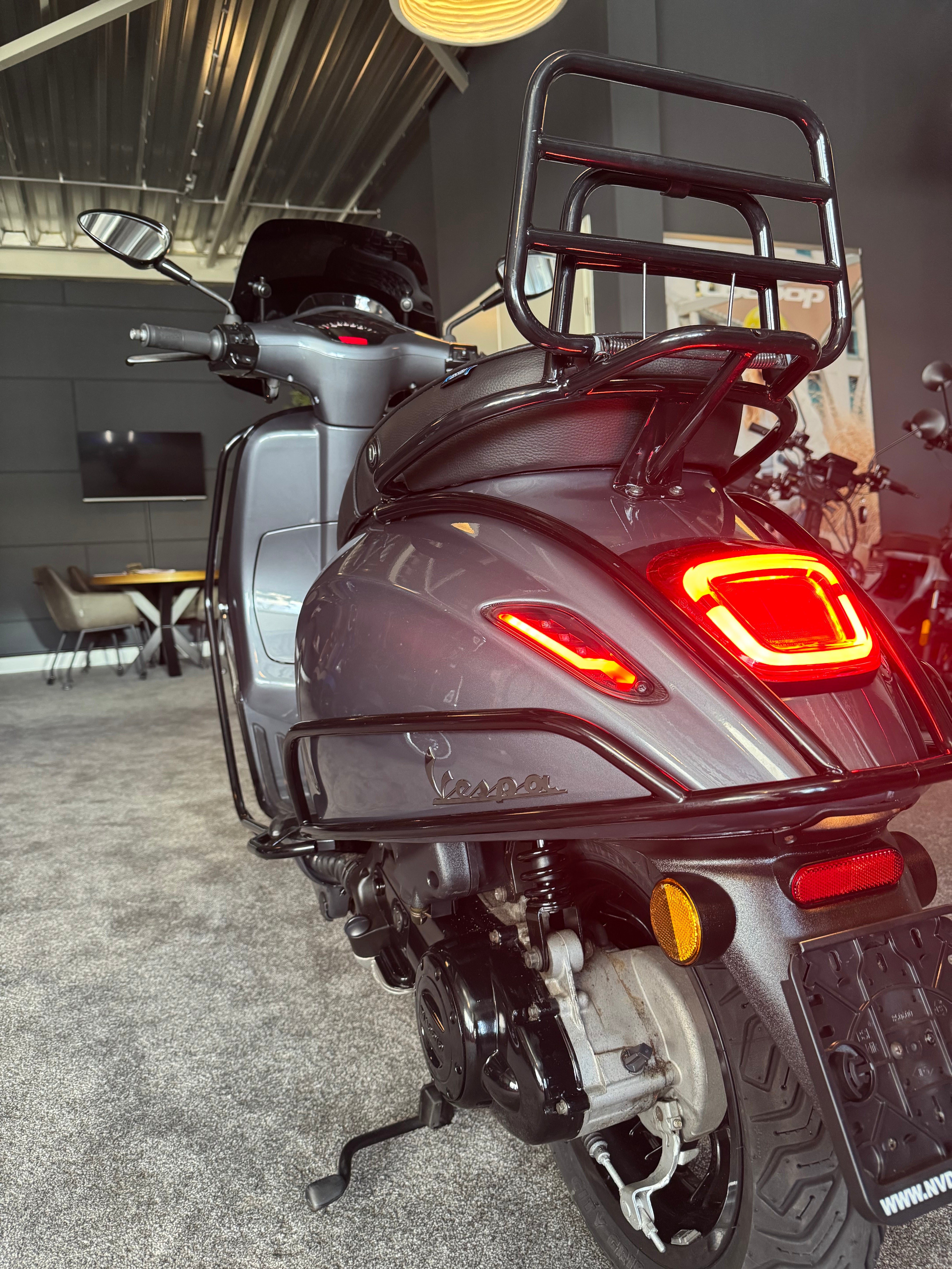 Vespa sprint | Custom | Porsche agaat grijs | Full option | Garantie