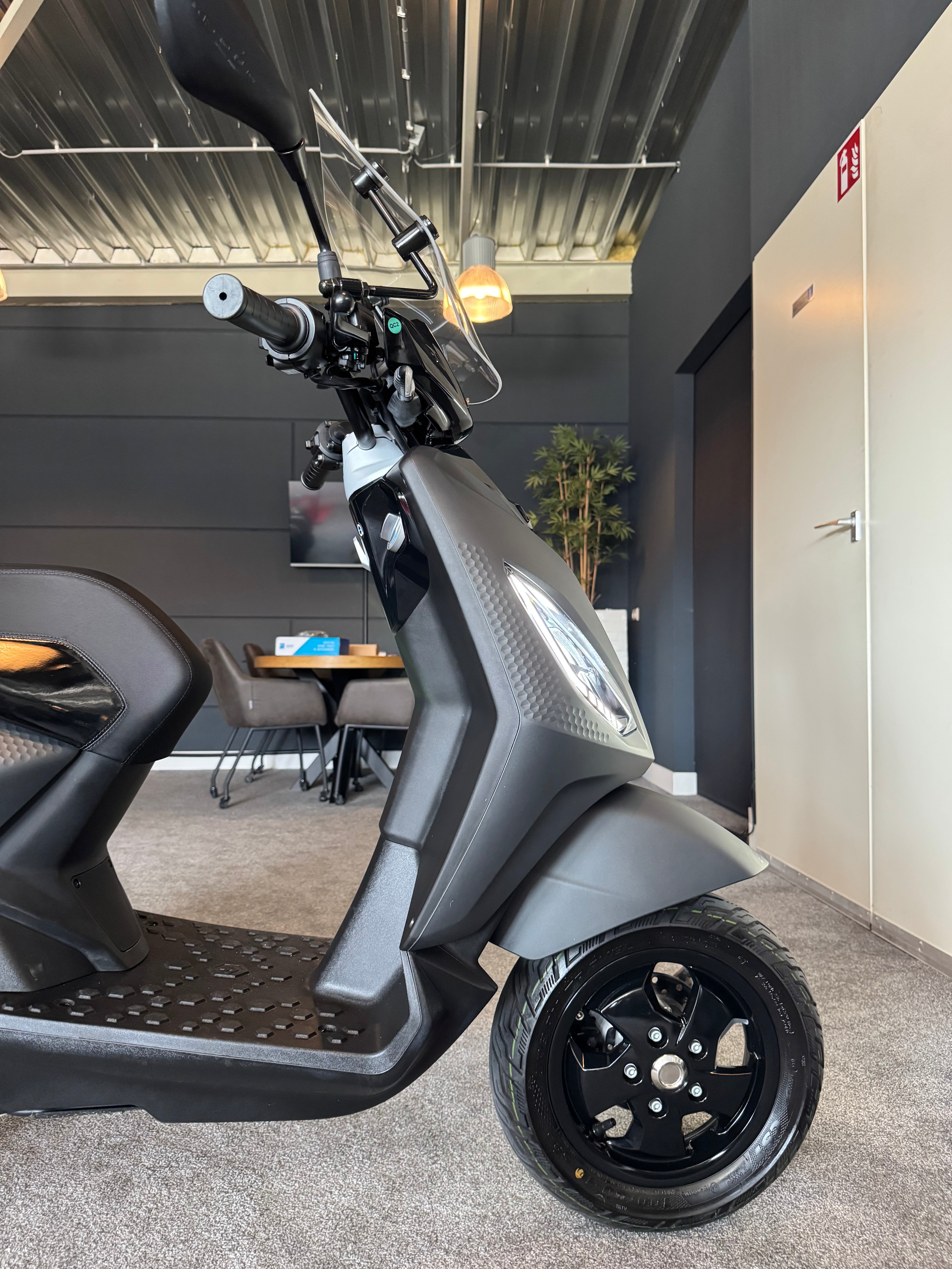 Piaggio one + ( Plus ) | Uniek | 95km bereik | Piaggio Zip