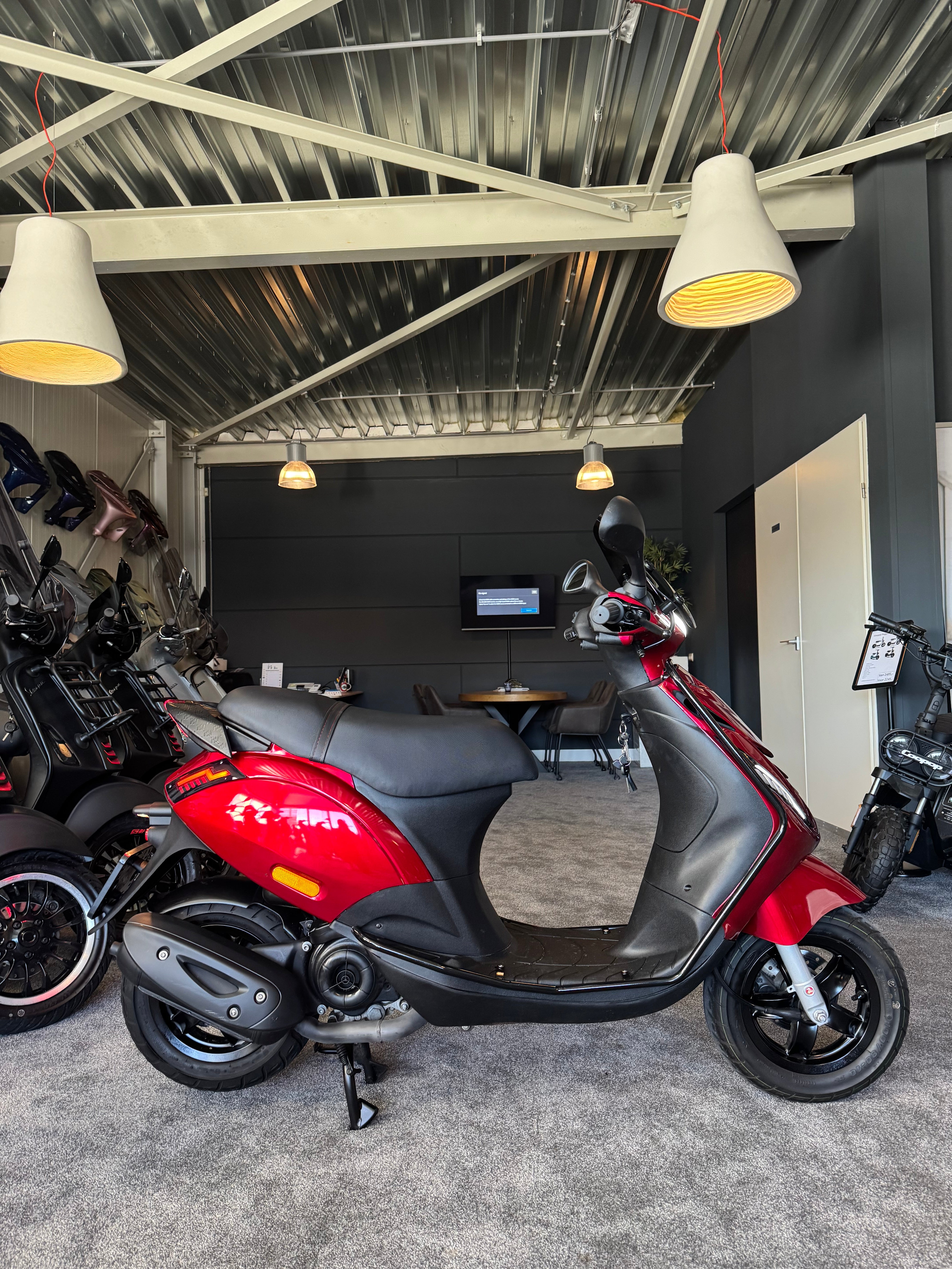 Piaggio Zip 50s | Full option | Custom | Brom | 1e eigenaar