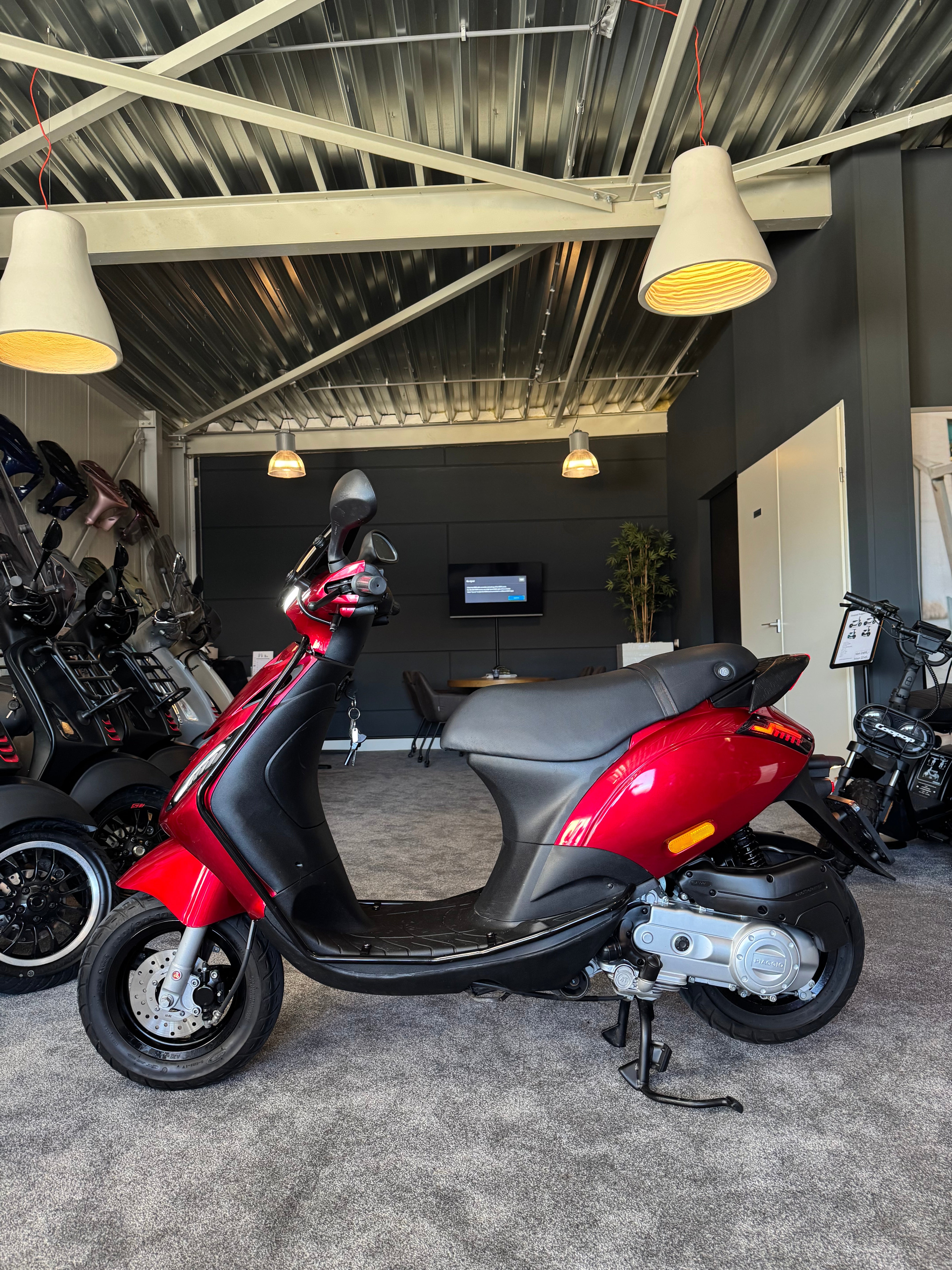 Piaggio Zip 50s | Full option | Custom | Brom | 1e eigenaar