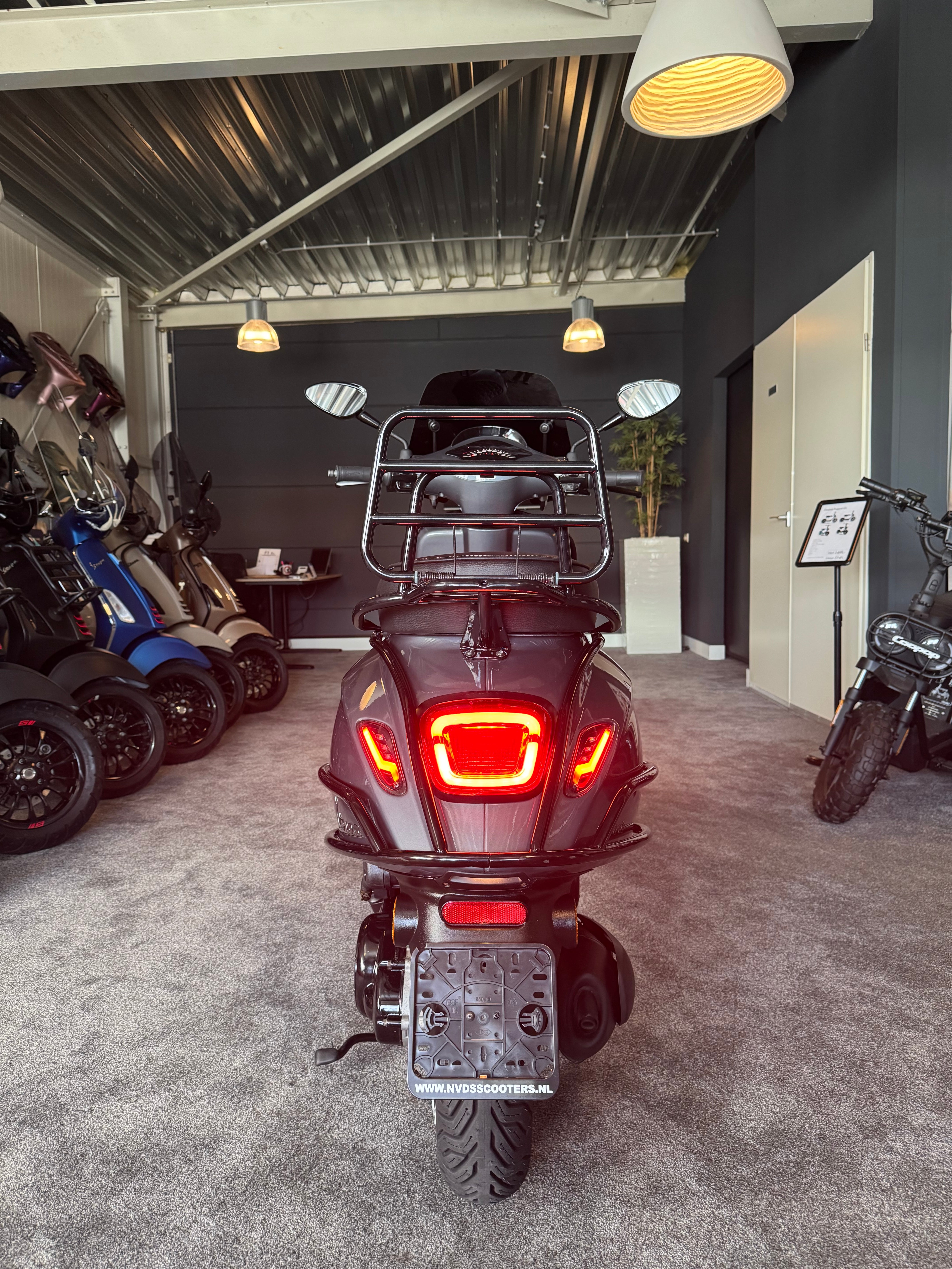 Vespa sprint | Custom | Porsche agaat grijs | Full option | Garantie