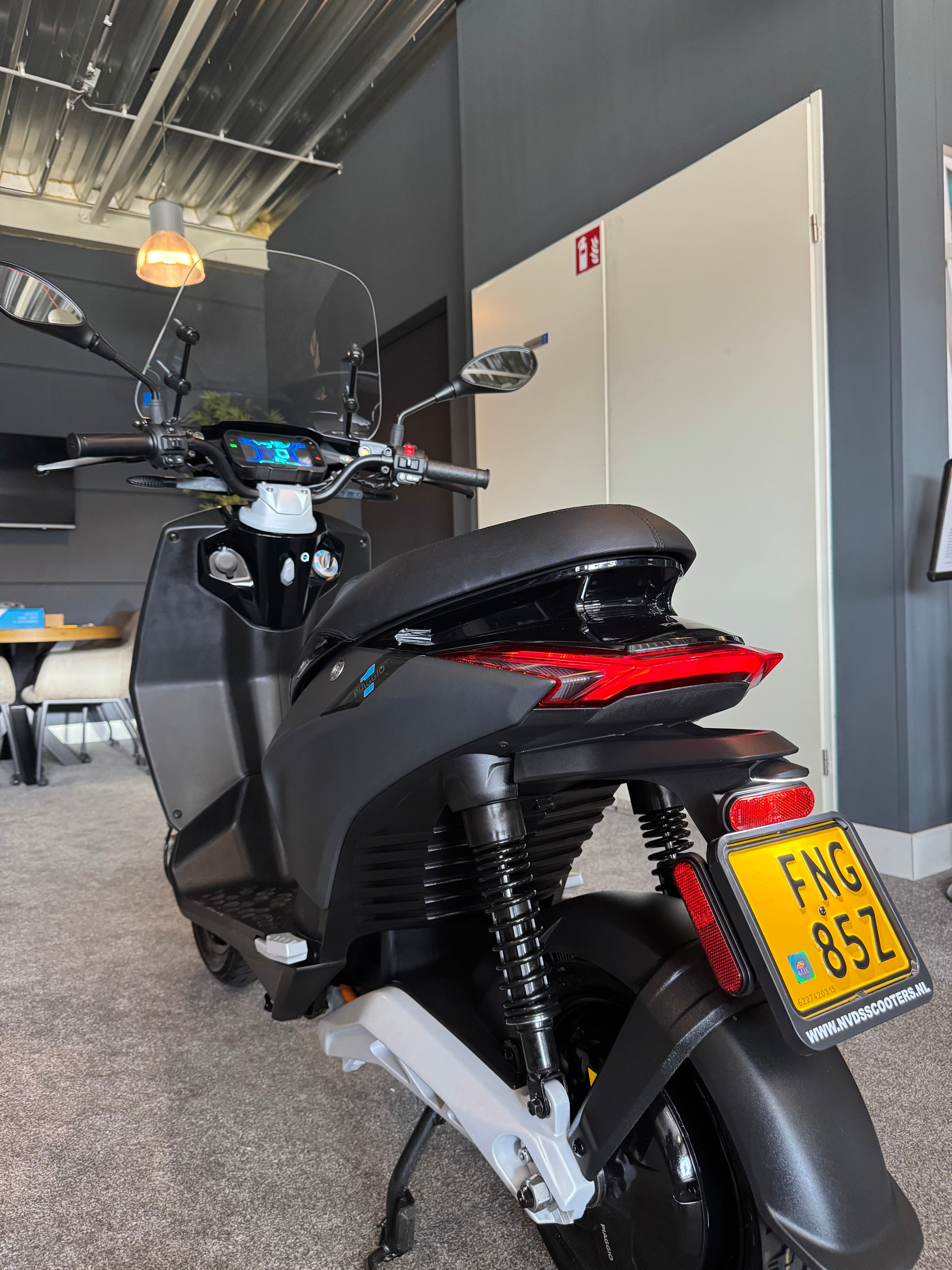 Piaggio one + ( Plus ) | Uniek | 95km bereik | Piaggio Zip