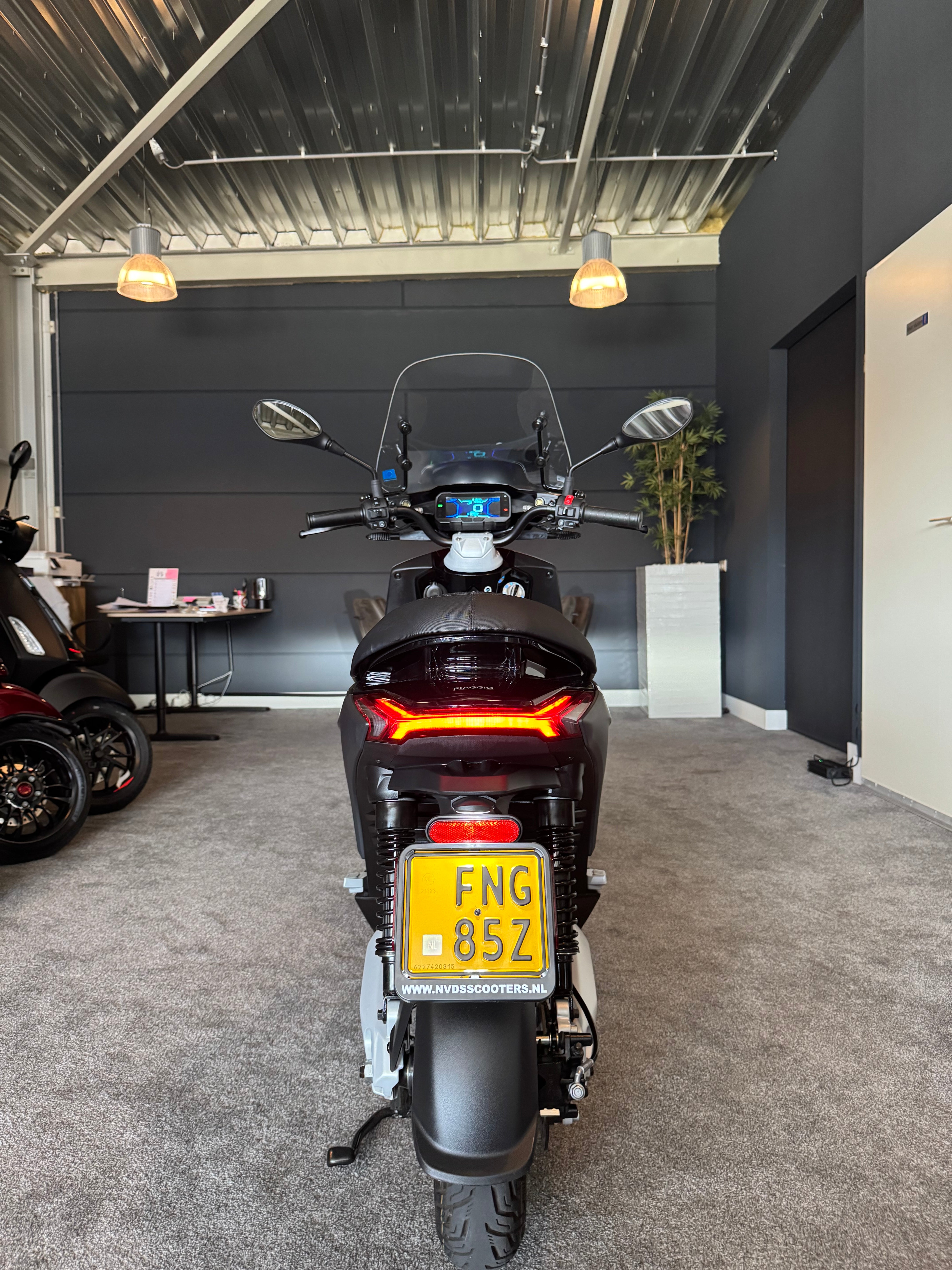 Piaggio one + ( Plus ) | Uniek | 95km bereik | Piaggio Zip