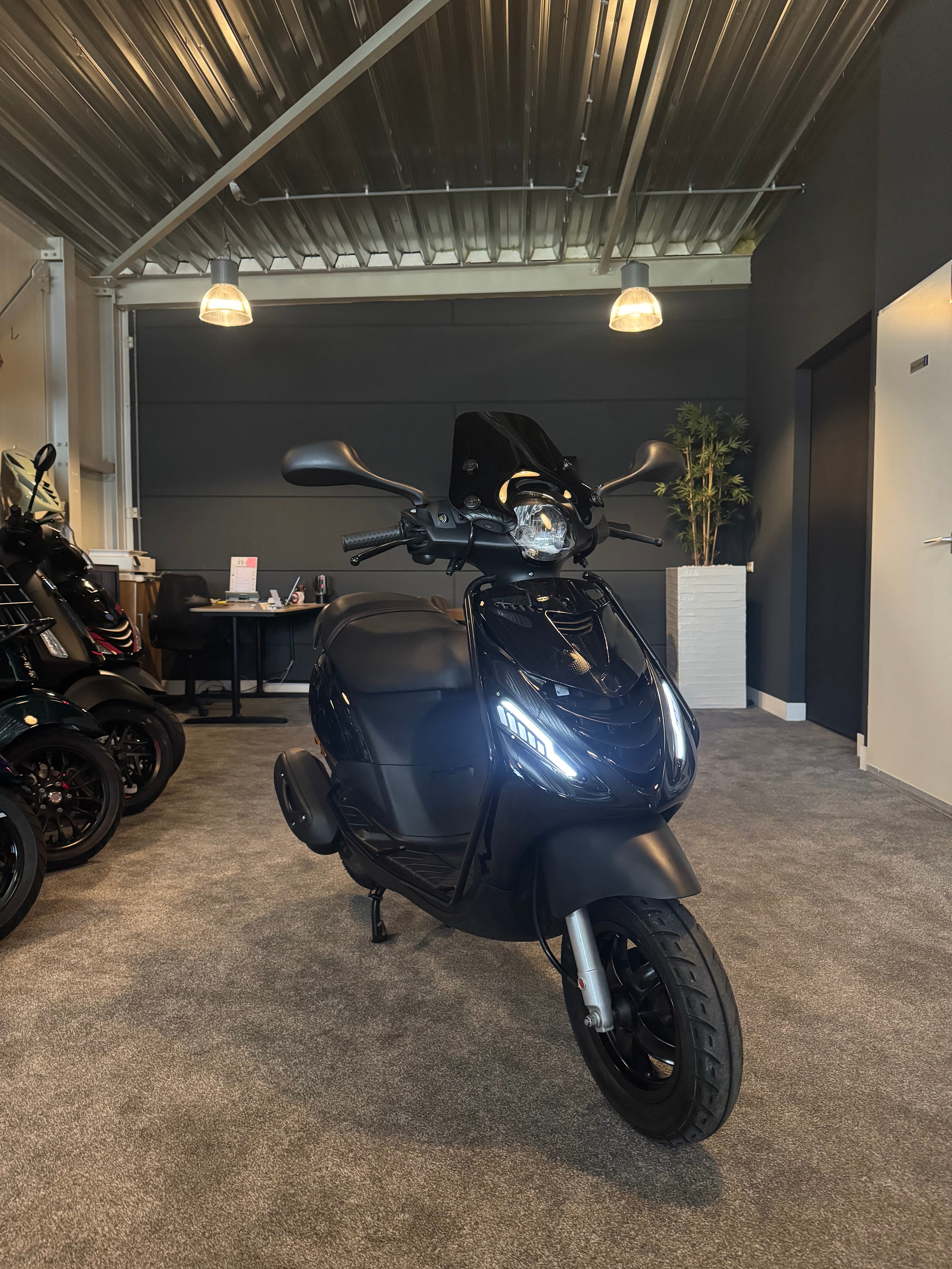 Piaggio Zip 50s | Nieuwstaat | Full option | 2024 | Brom