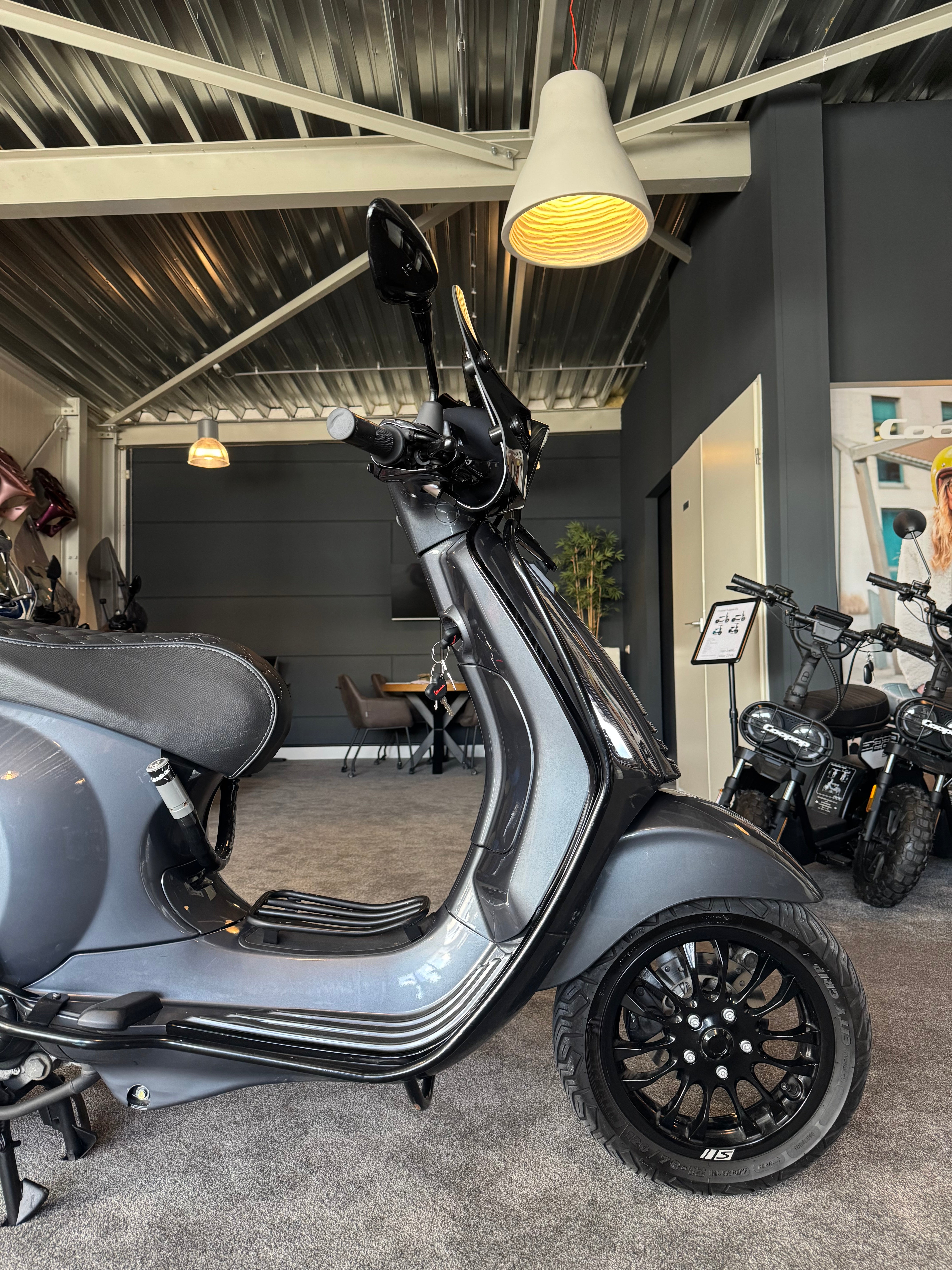 Vespa sprint | Custom | Porsche agaat grijs | Full option | Garantie