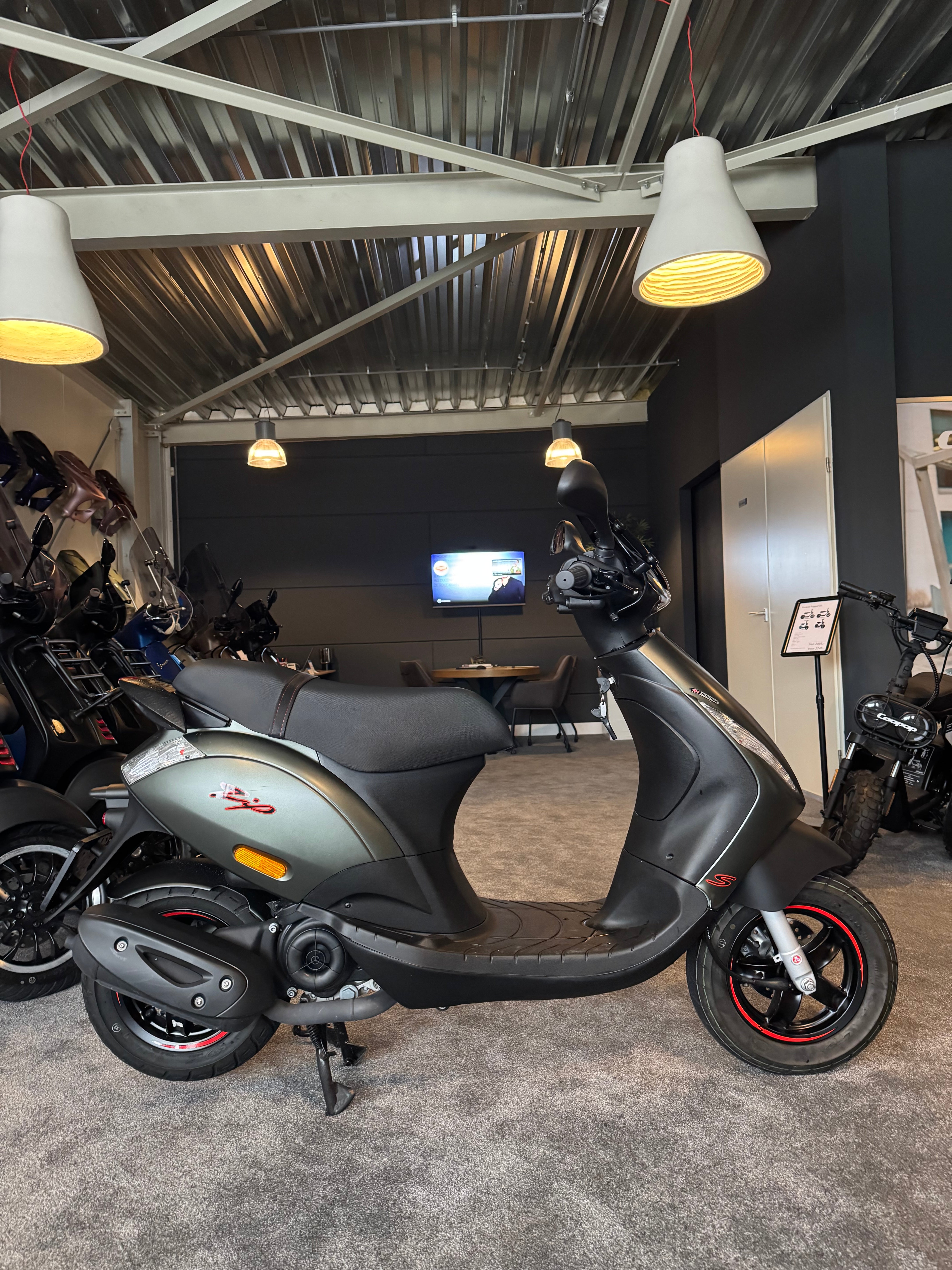 Piaggio Zip 50s | 1400km | Garantie | Nieuwstaat | Brom