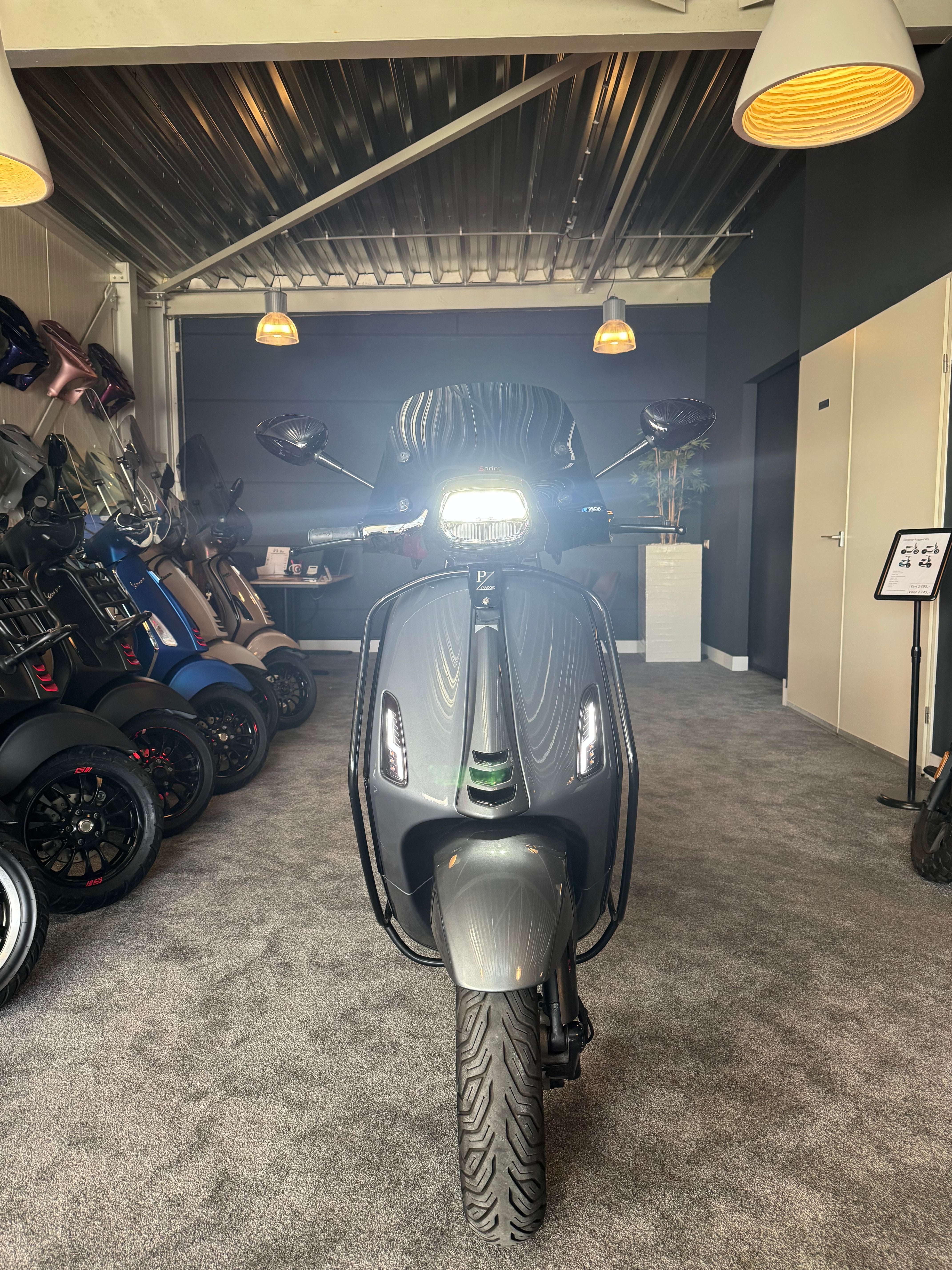 Vespa sprint | Custom | Porsche agaat grijs | Full option | Garantie