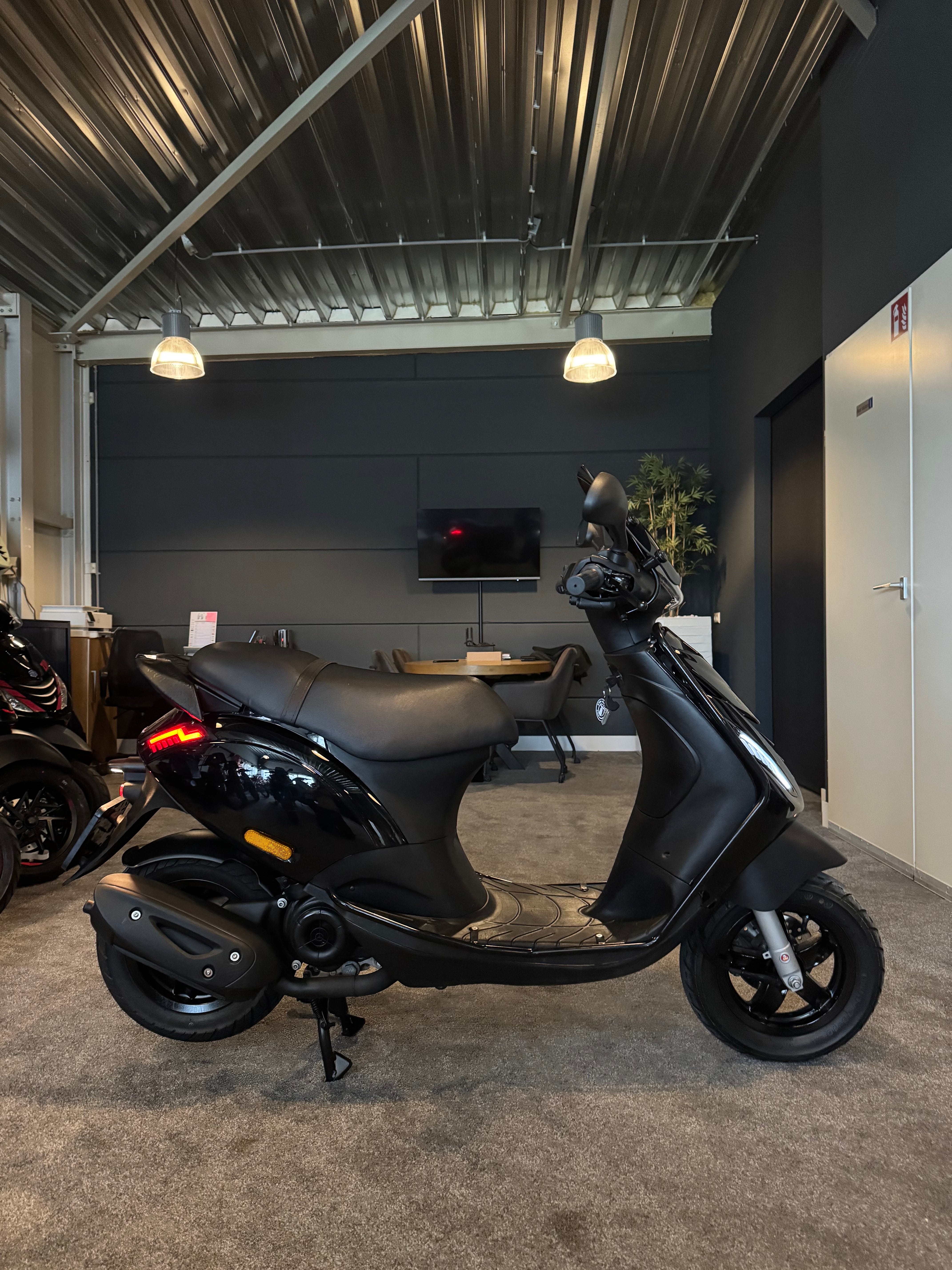 Piaggio Zip 50s | Nieuwstaat | Full option | 2024 | Brom