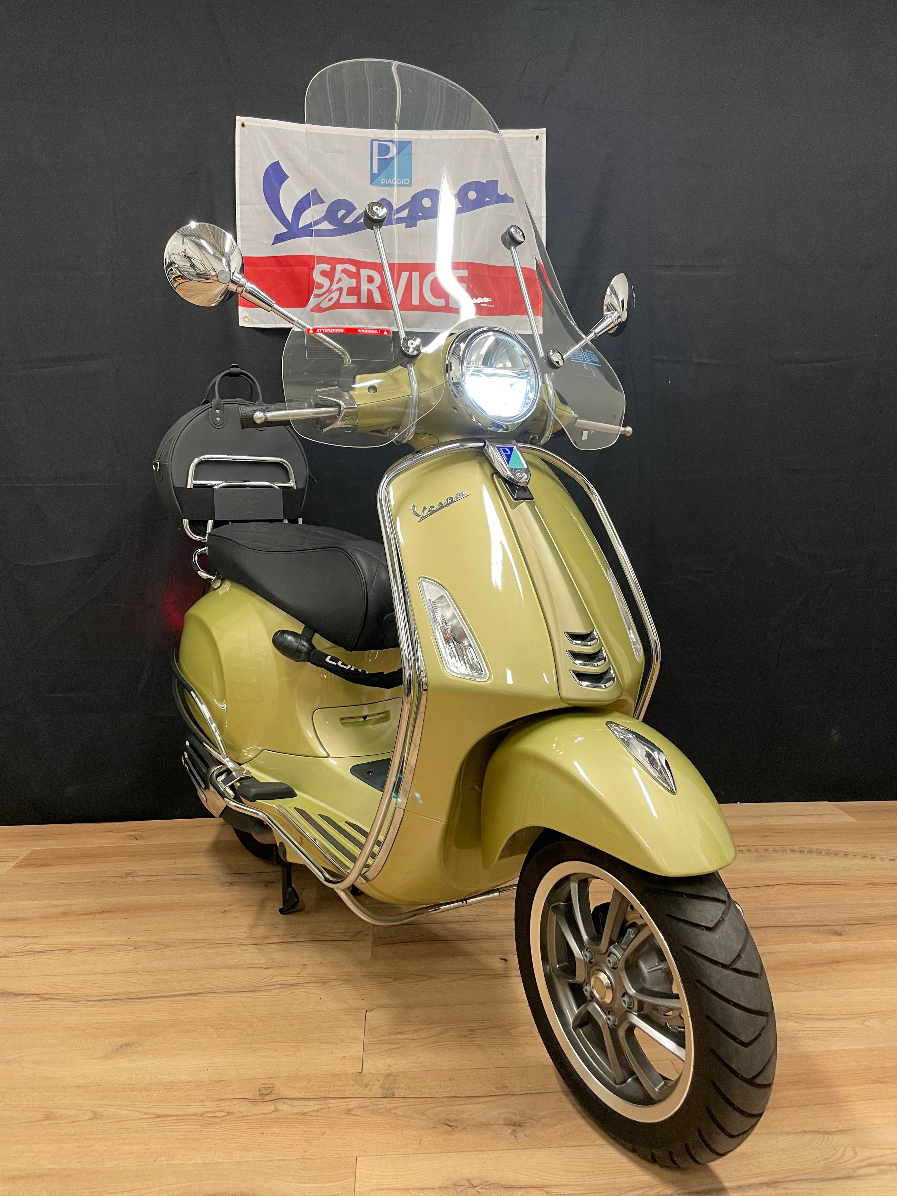 Vespa Primavera 75th anniversary Gold | 900km | Nieuw staat