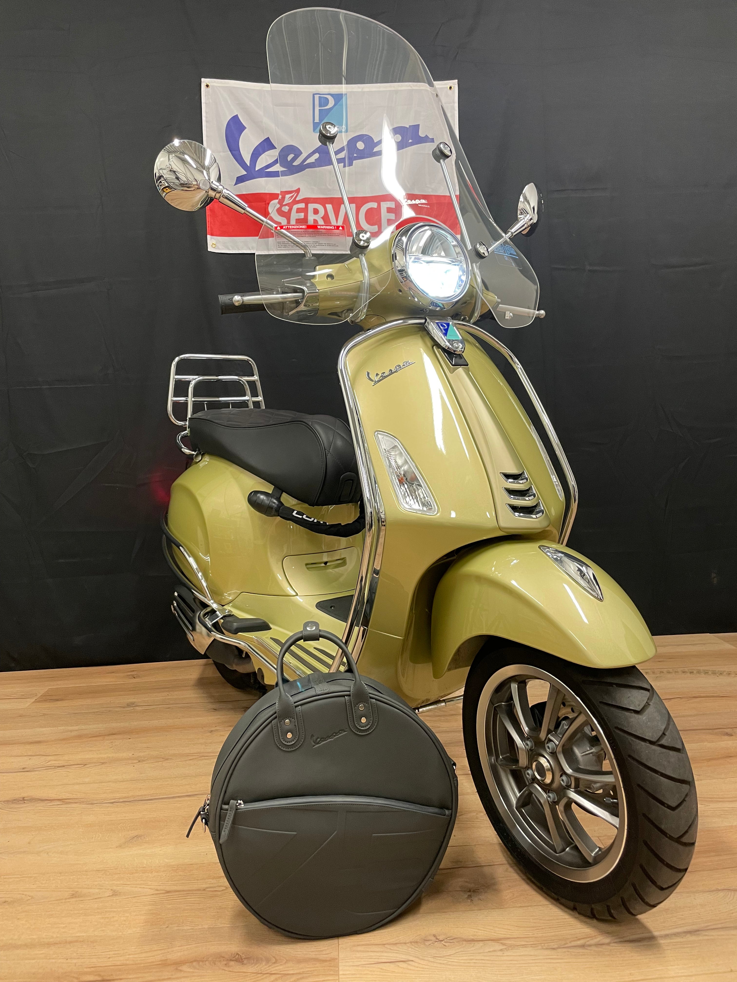 Vespa Primavera 75th anniversary Gold | 900km | Nieuw staat