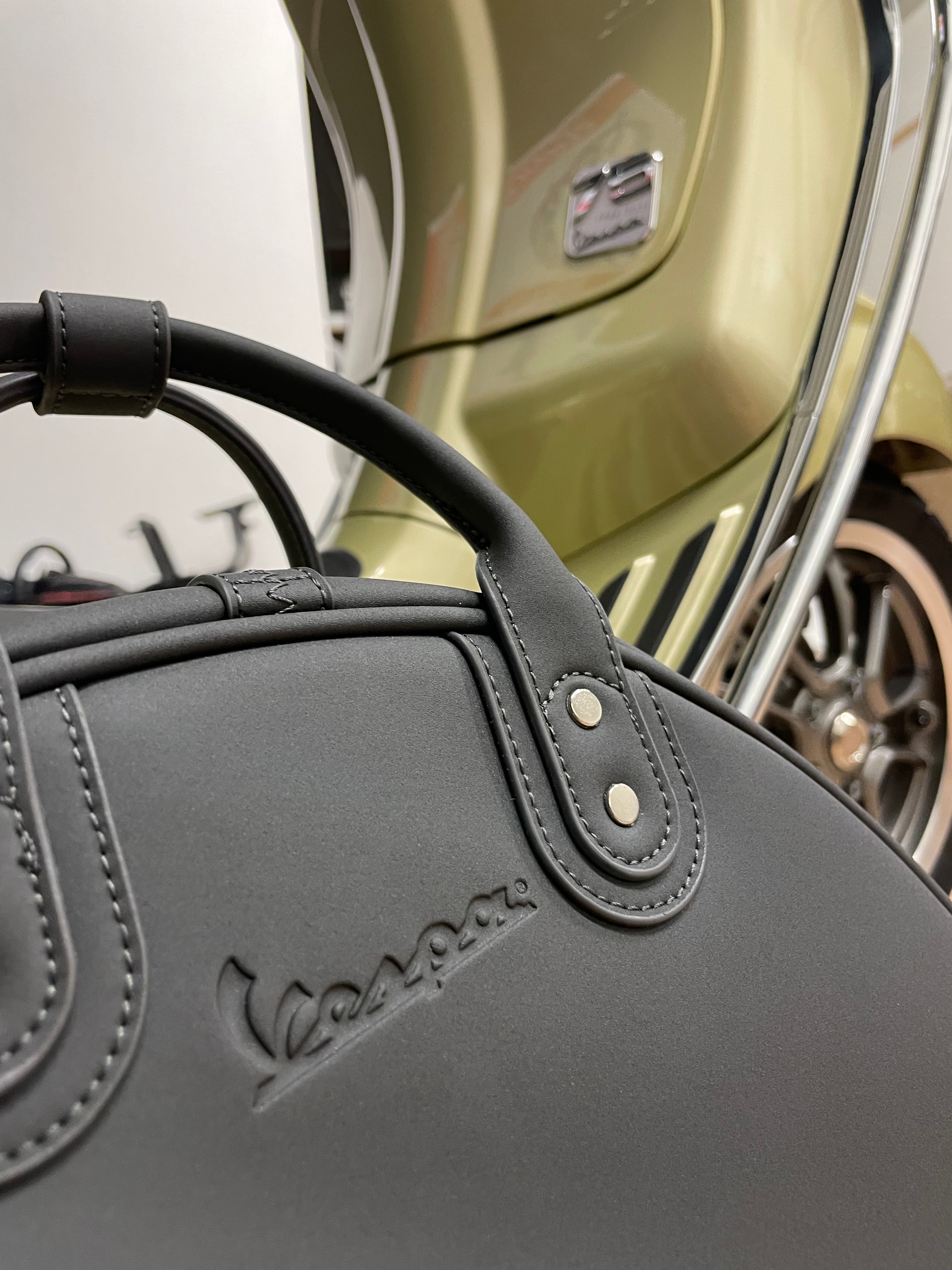 Vespa Primavera 75th anniversary Gold | 900km | Nieuw staat