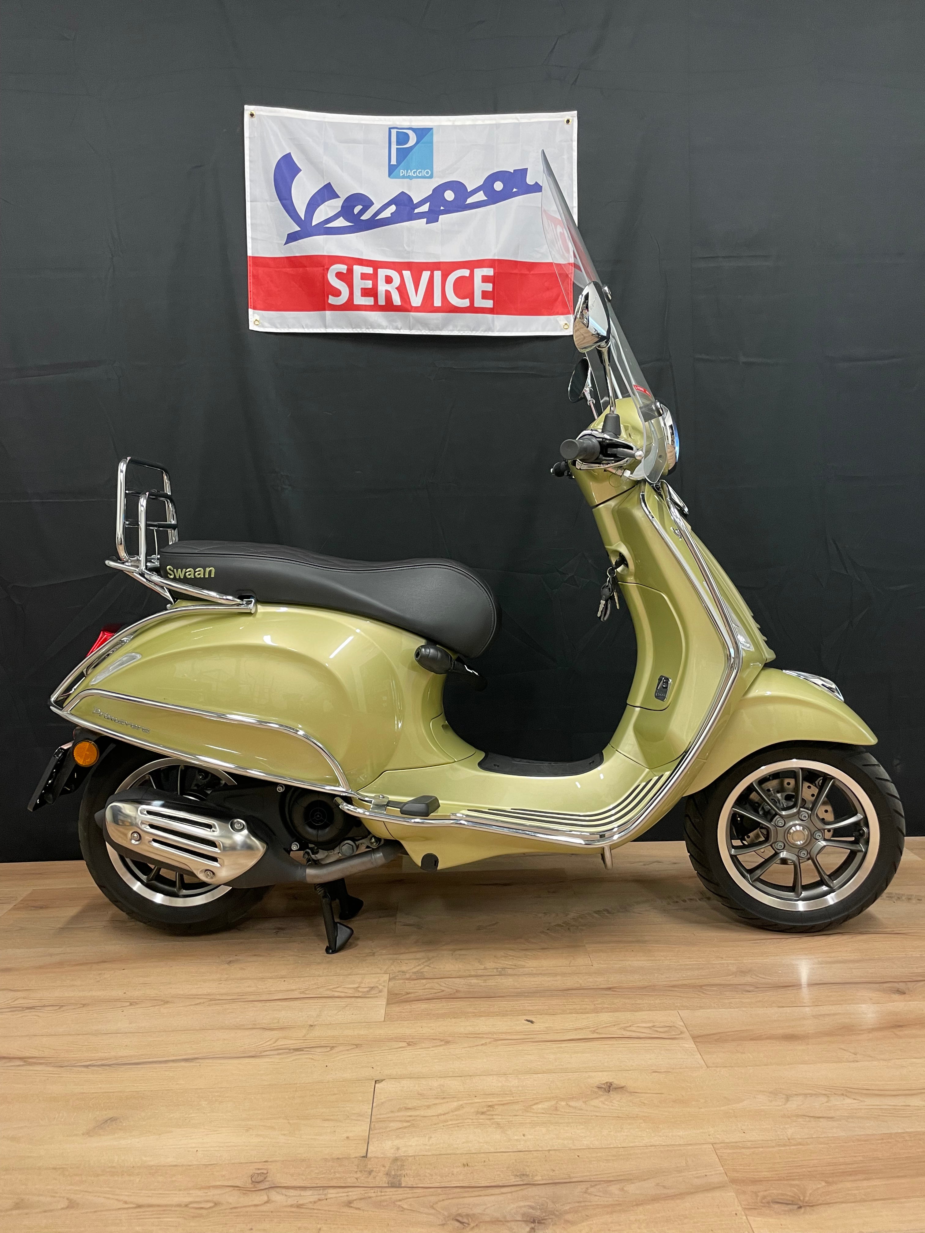 Vespa Primavera 75th anniversary Gold | 900km | Nieuw staat