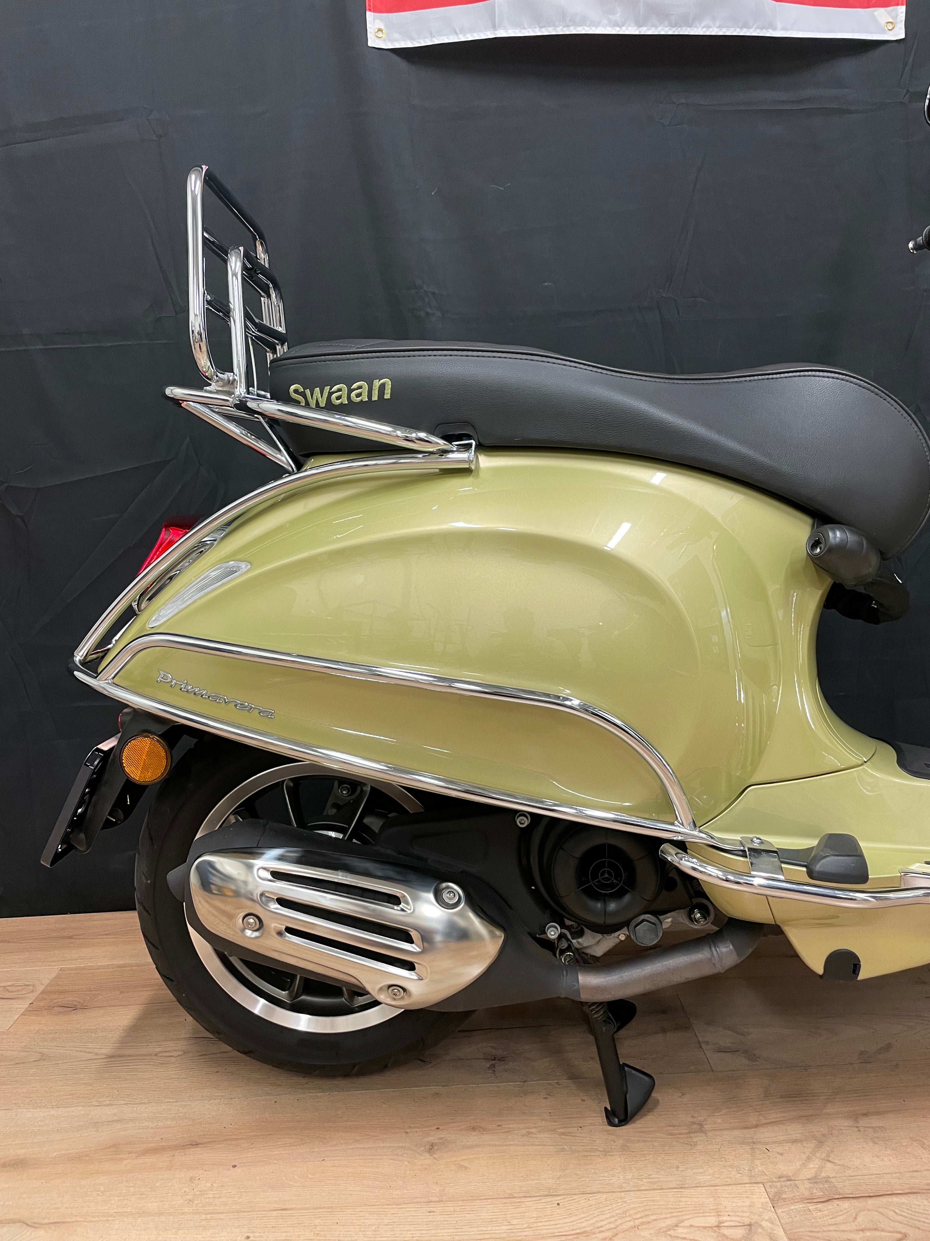 Vespa Primavera 75th anniversary Gold | 900km | Nieuw staat