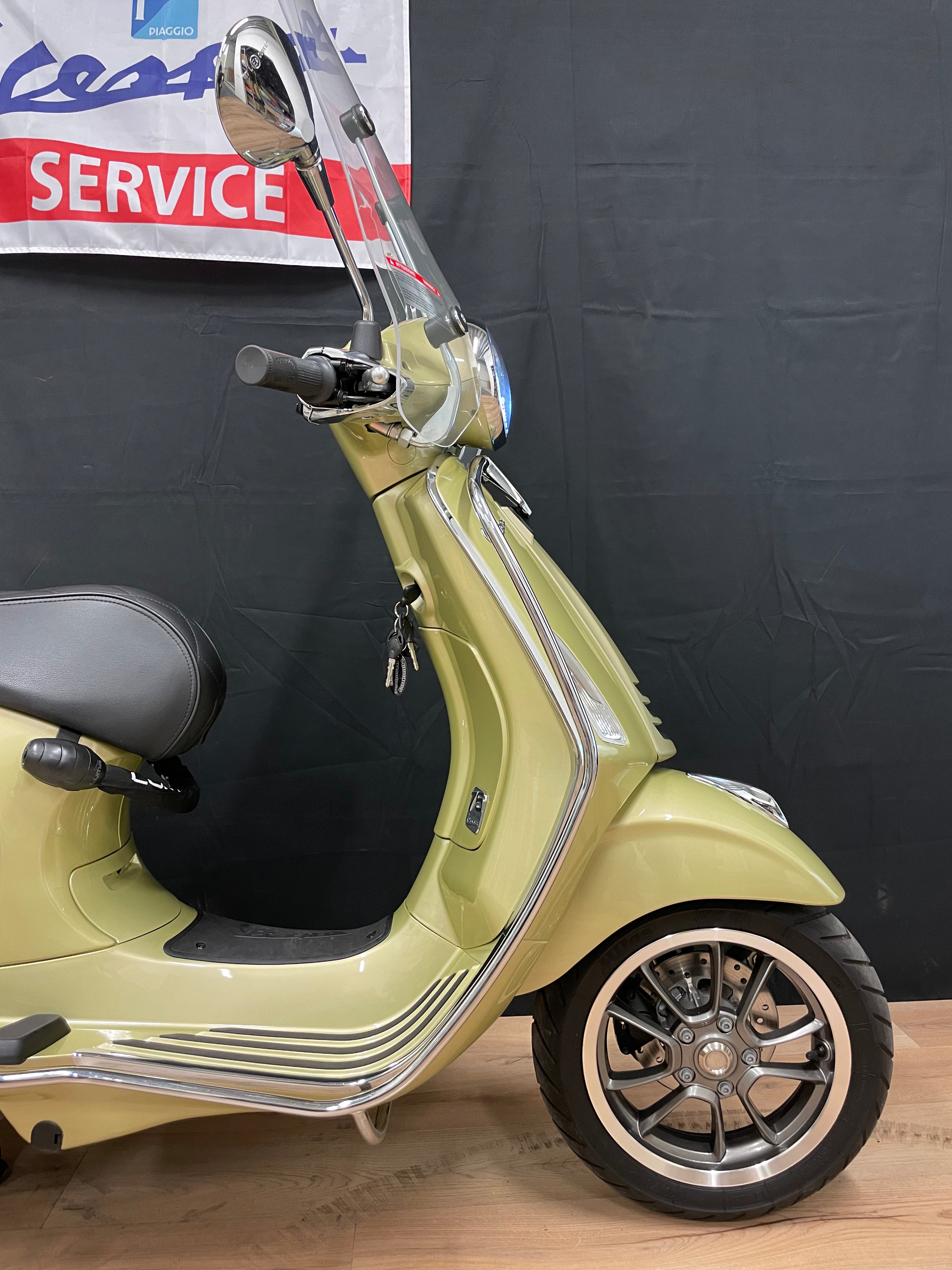 Vespa Primavera 75th anniversary Gold | 900km | Nieuw staat