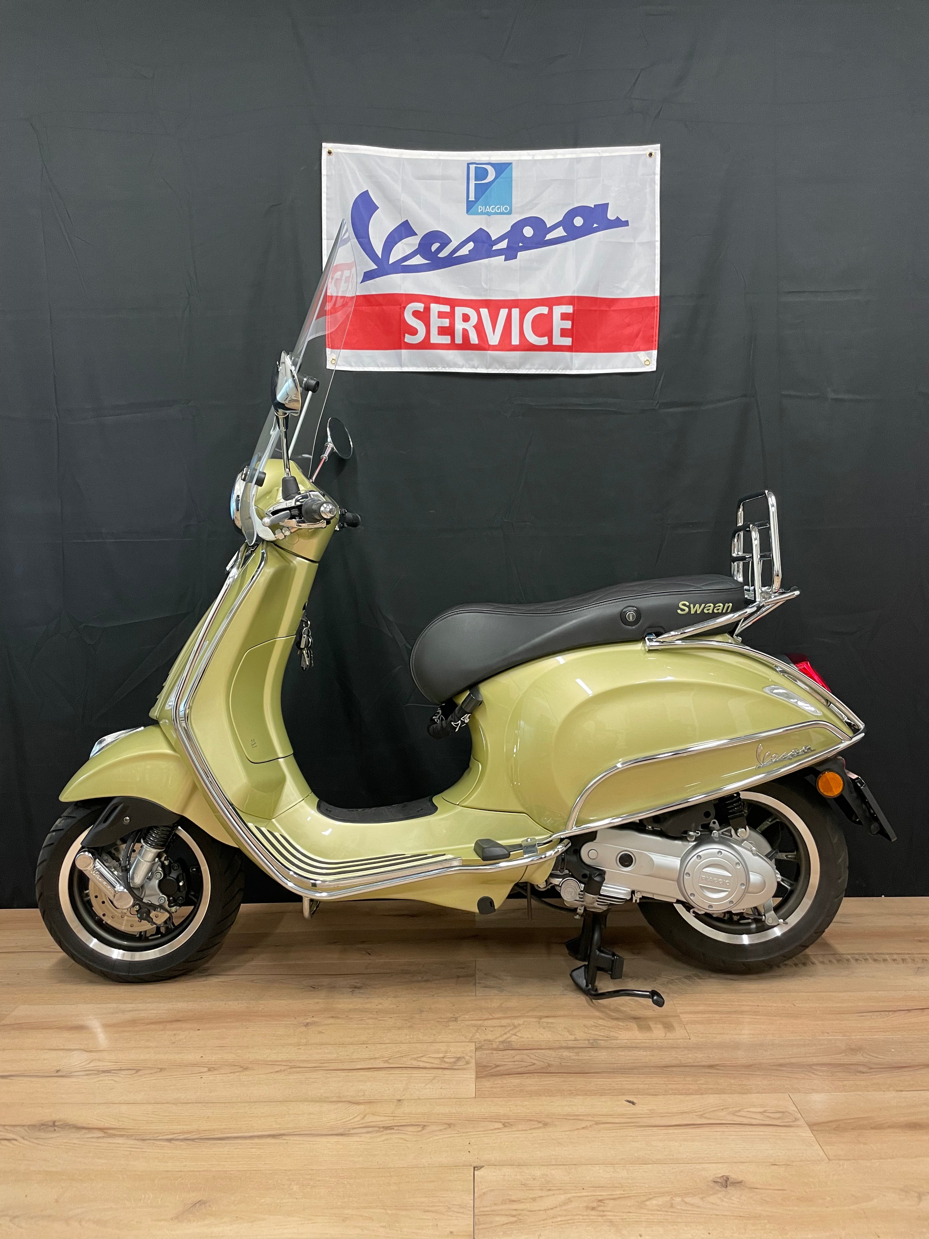 Vespa Primavera 75th anniversary Gold | 900km | Nieuw staat