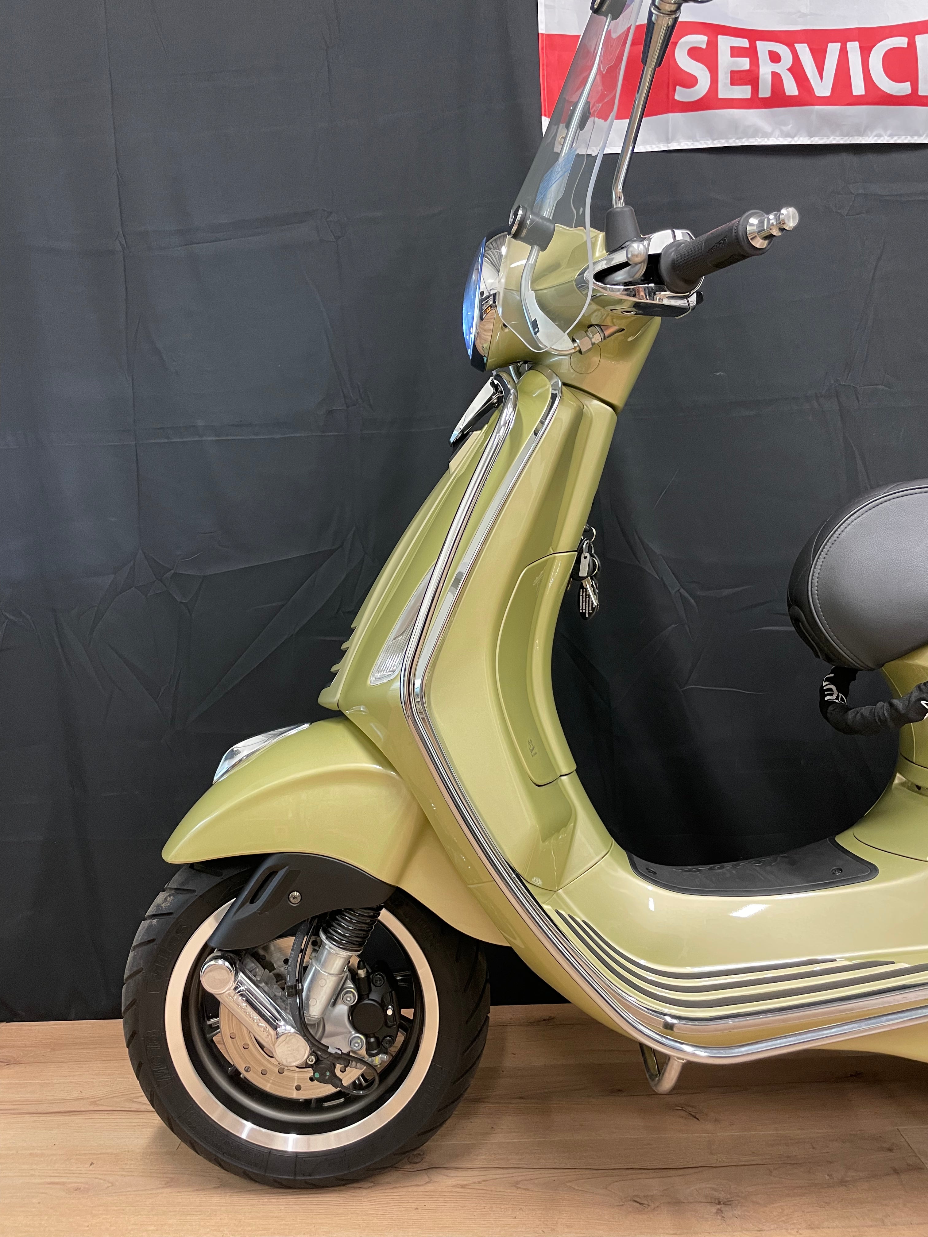 Vespa Primavera 75th anniversary Gold | 900km | Nieuw staat