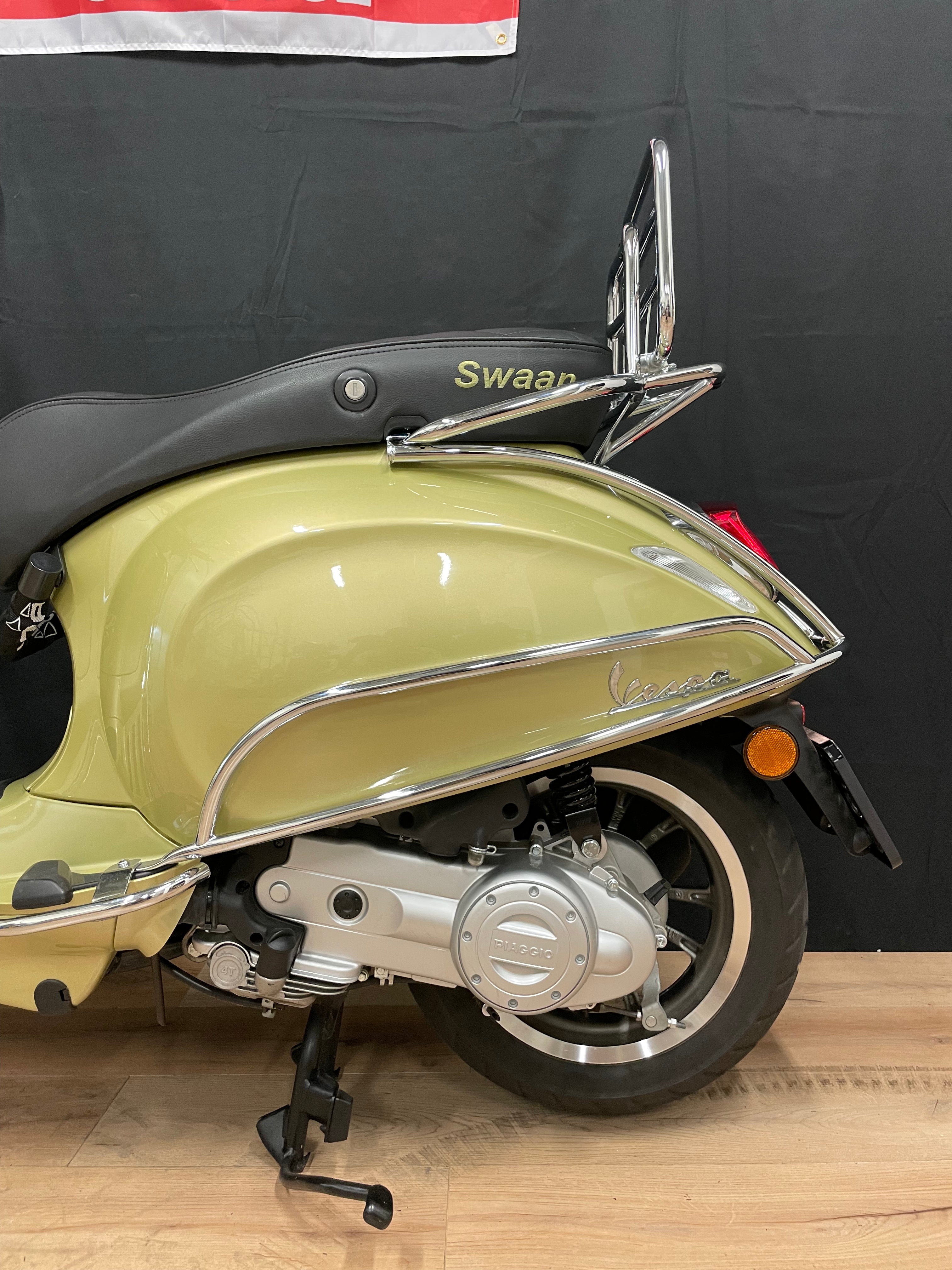 Vespa Primavera 75th anniversary Gold | 900km | Nieuw staat