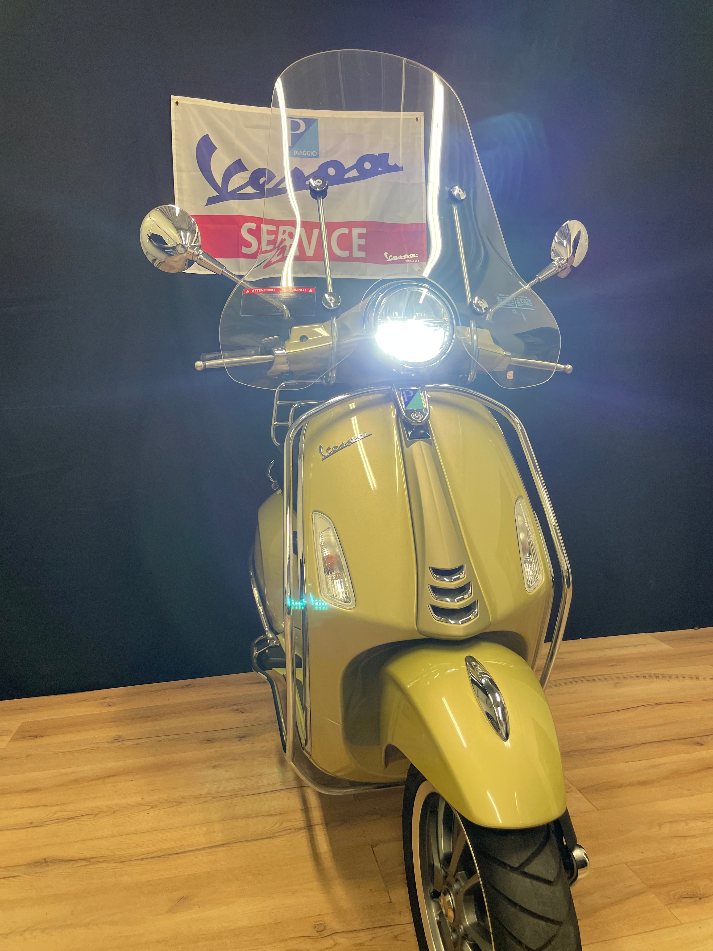 Vespa Primavera 75th anniversary Gold | 900km | Nieuw staat