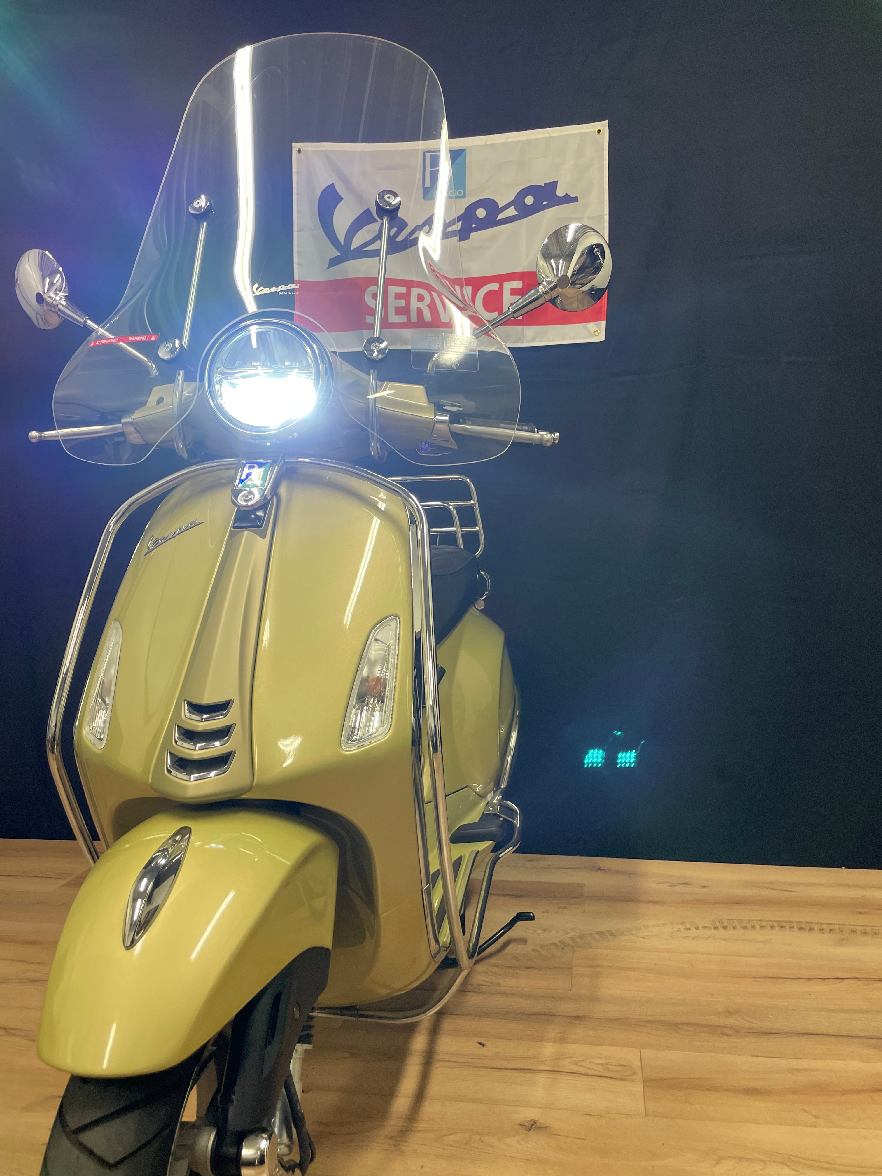 Vespa Primavera 75th anniversary Gold | 900km | Nieuw staat