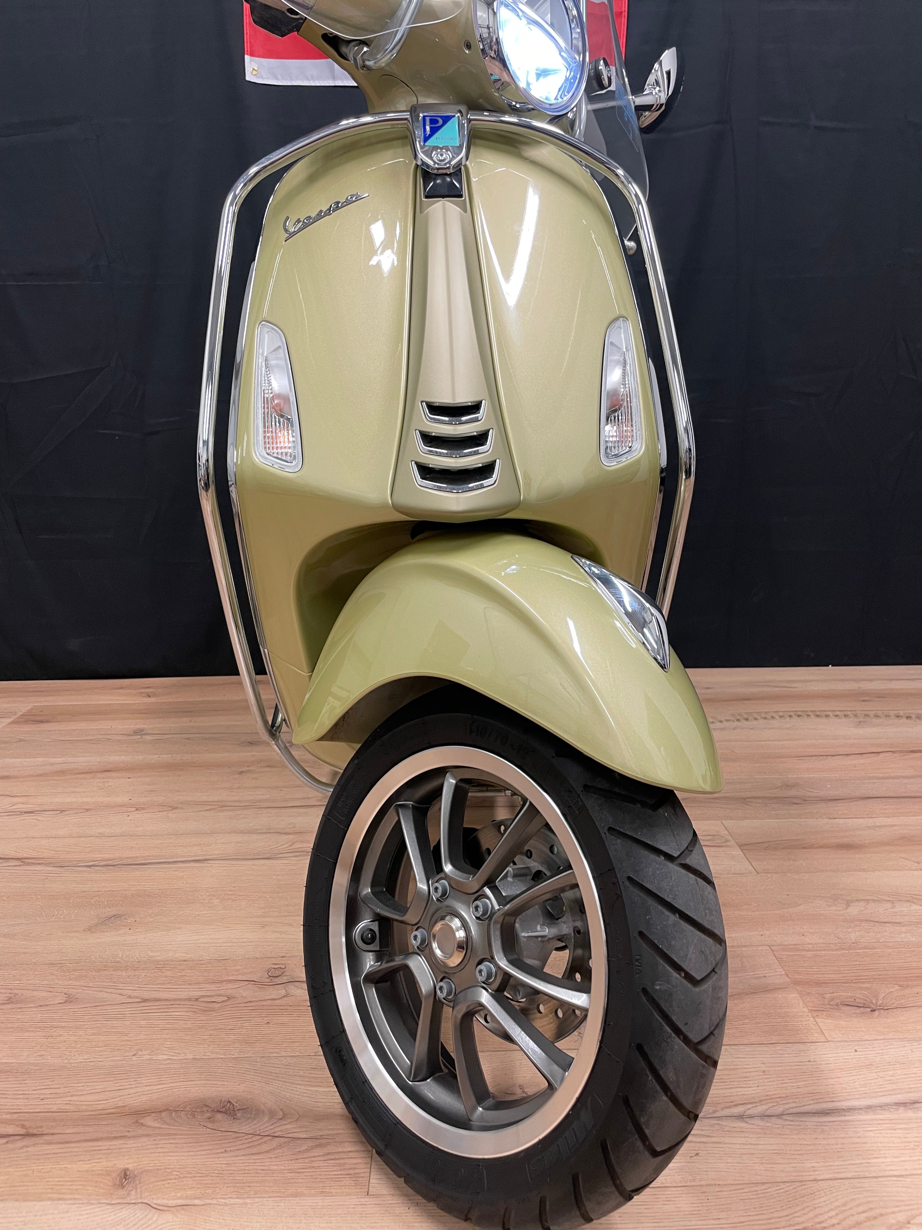 Vespa Primavera 75th anniversary Gold | 900km | Nieuw staat