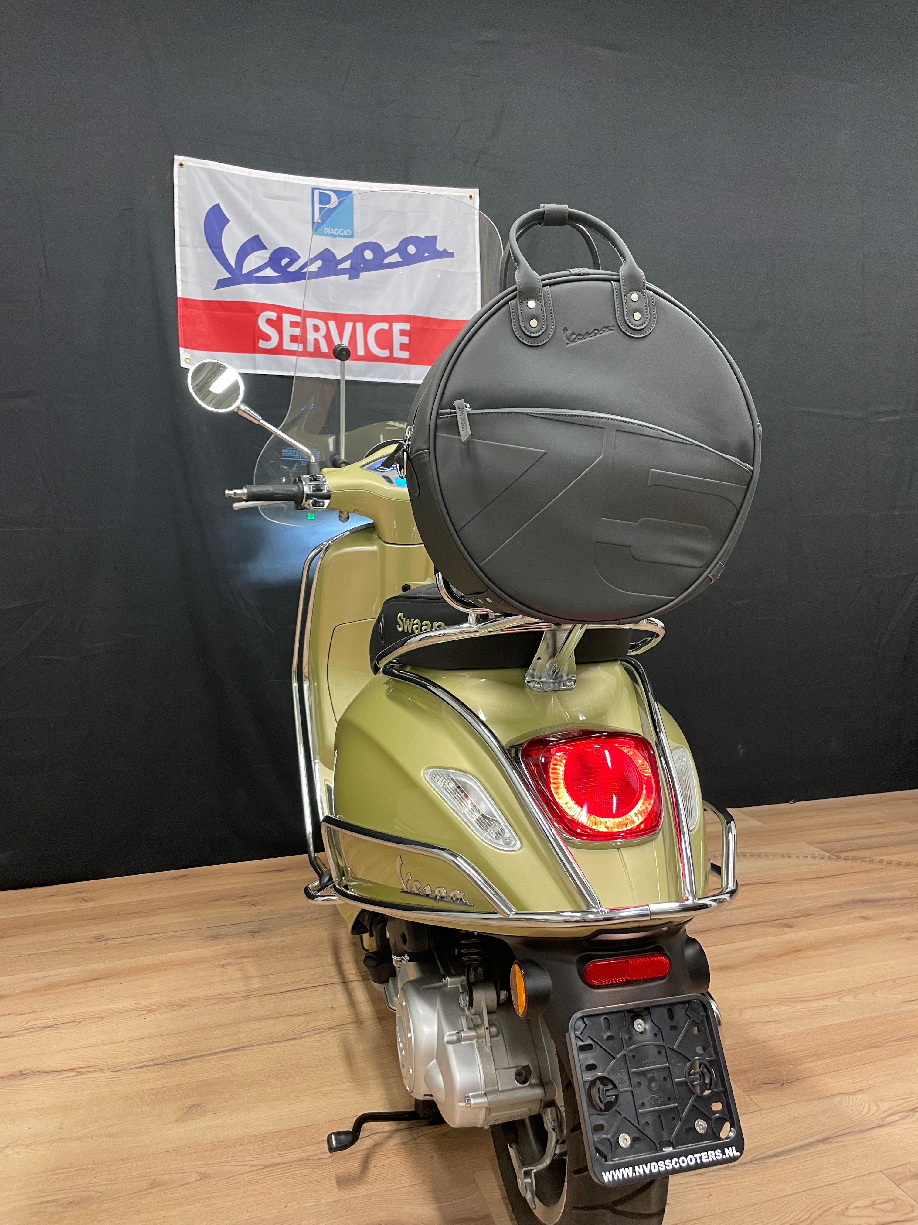 Vespa Primavera 75th anniversary Gold | 900km | Nieuw staat