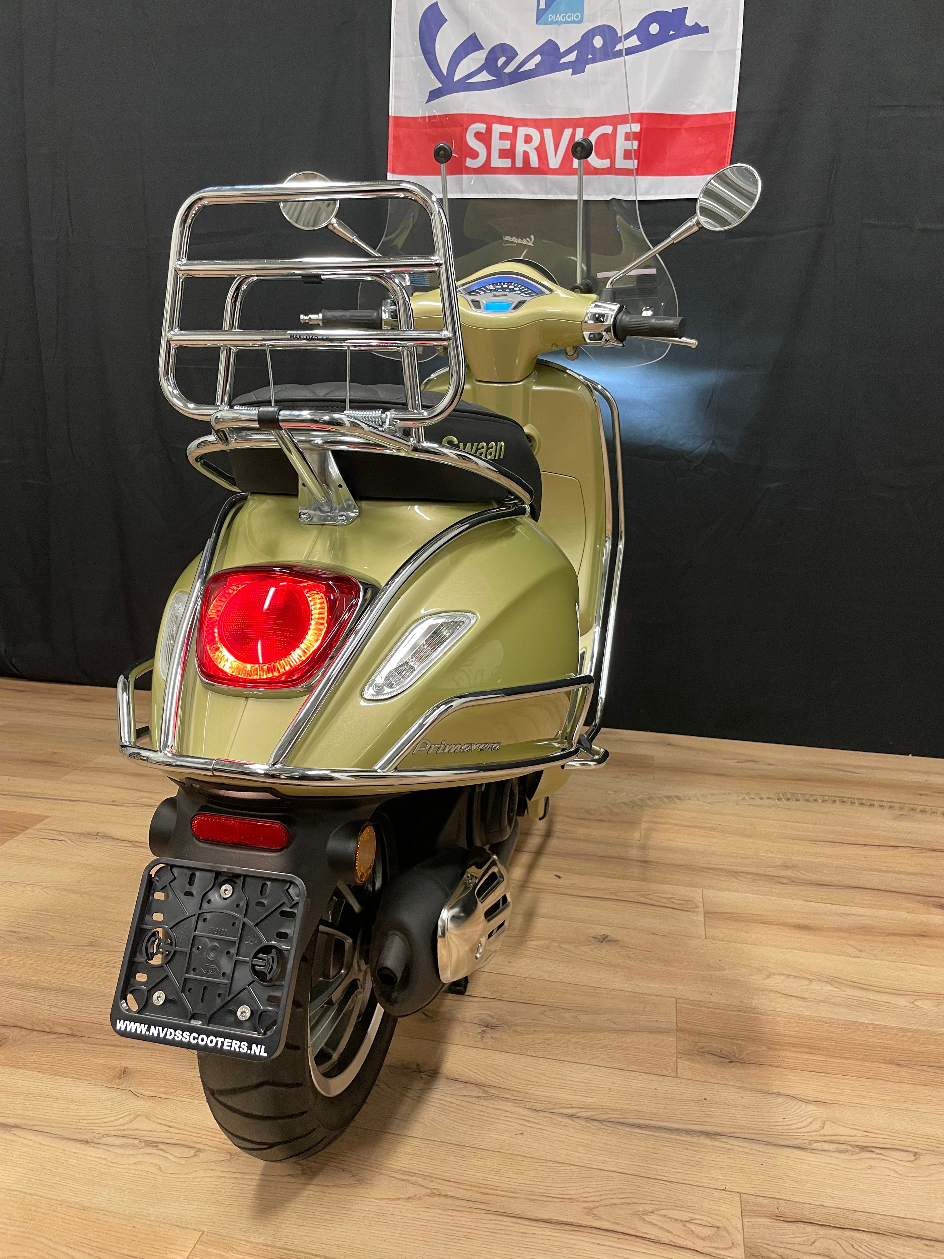 Vespa Primavera 75th anniversary Gold | 900km | Nieuw staat