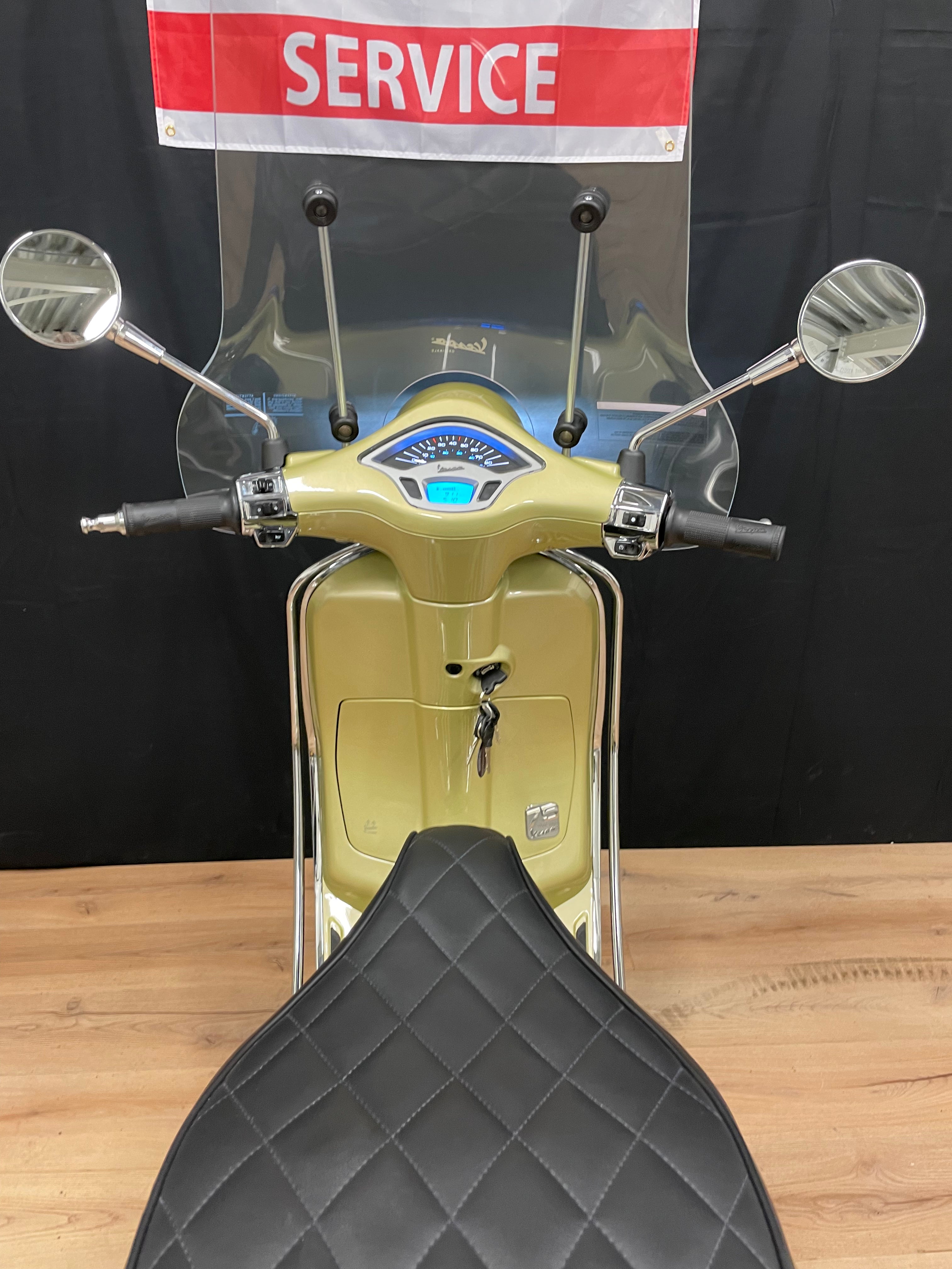 Vespa Primavera 75th anniversary Gold | 900km | Nieuw staat