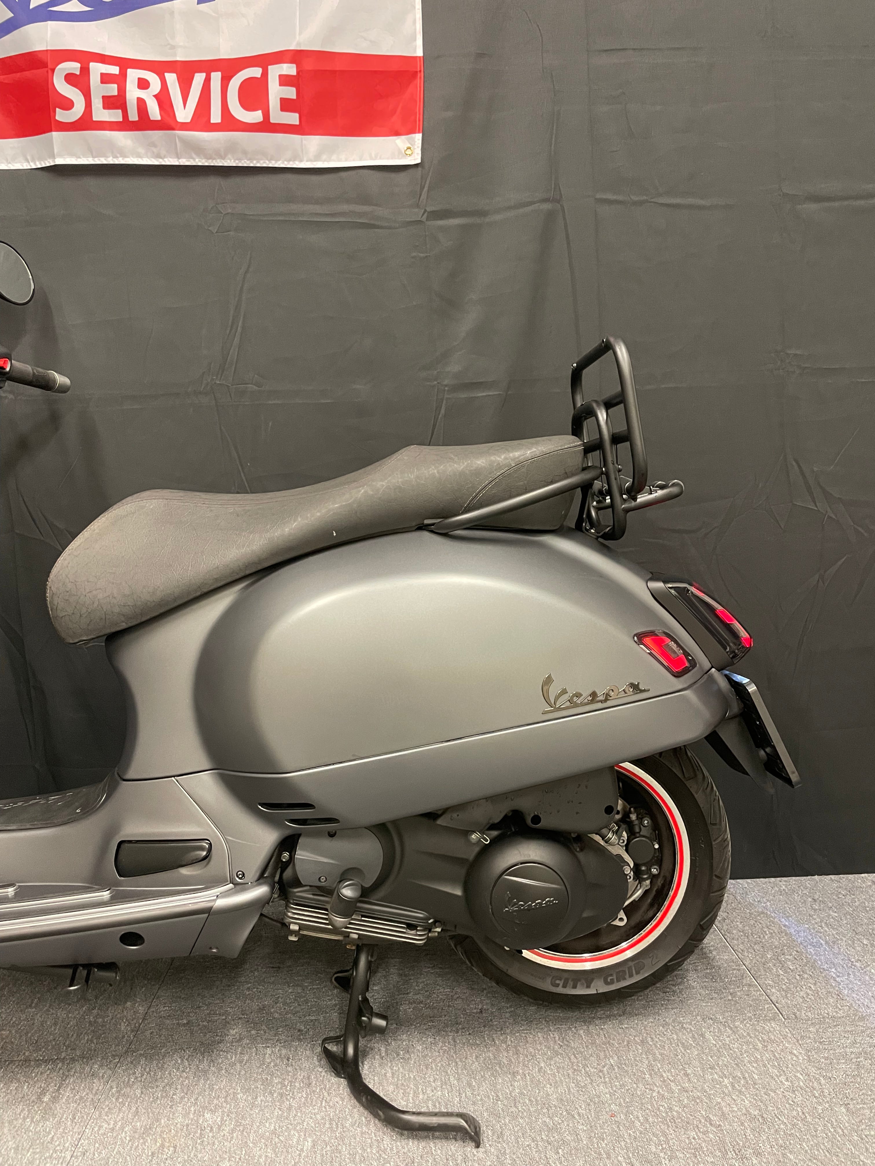 Vespa GTS 300 | ABS | Alarm | Akrapovic | 5000km | Garantie