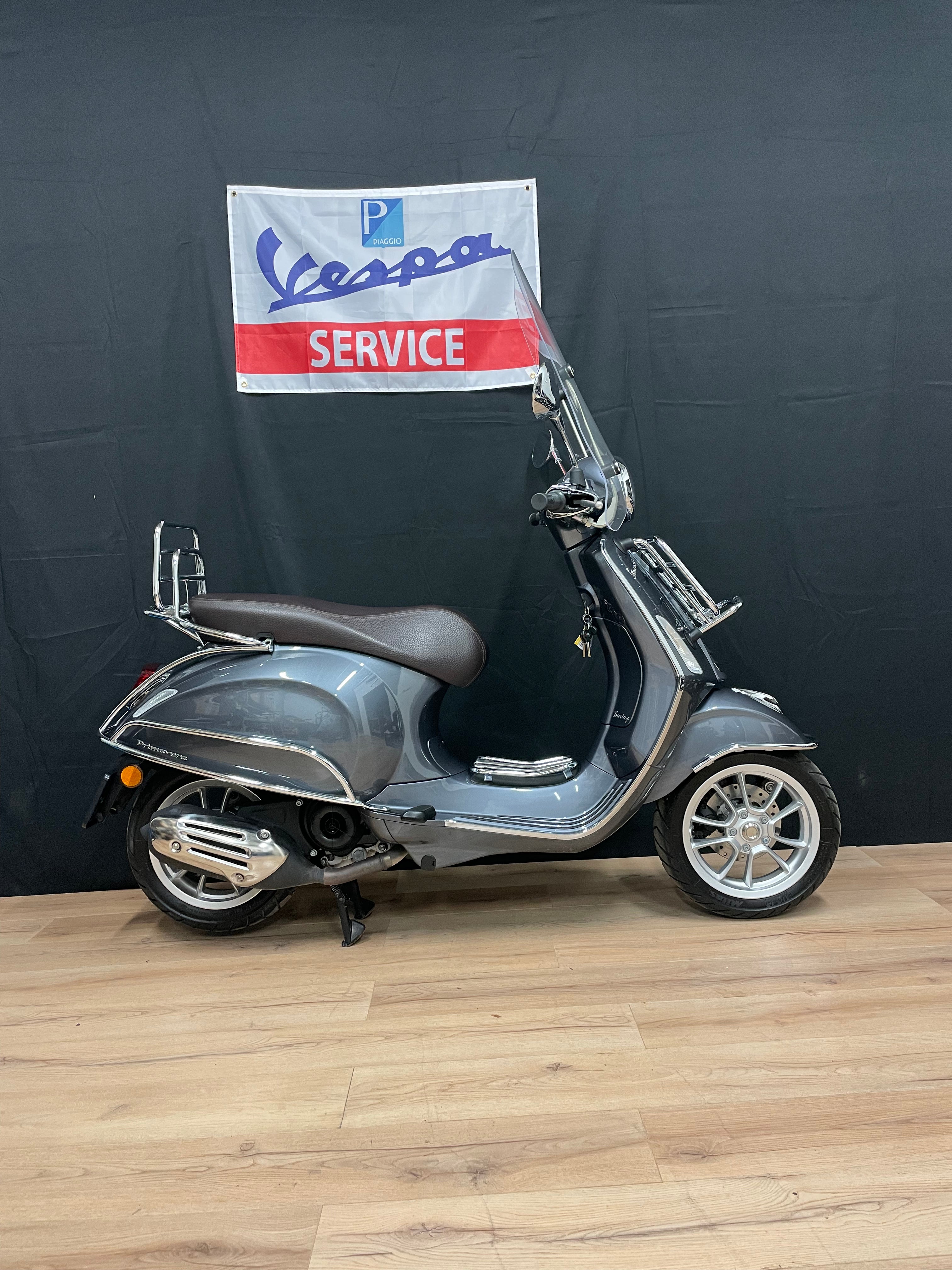 Vespa Primavera - 2023 - 1700km - Nieuwstaat - Snor/Brom