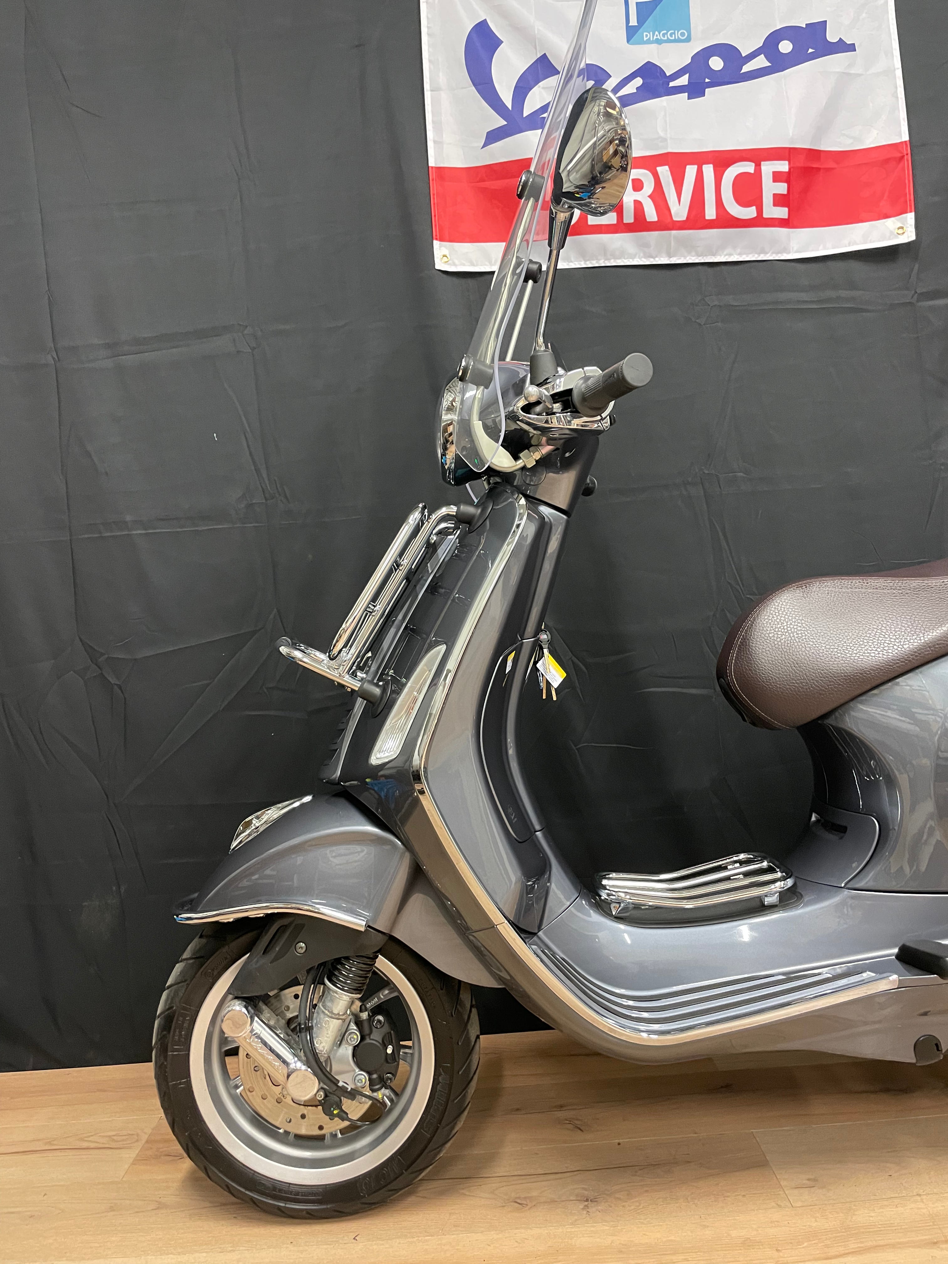 Vespa Primavera - 2023 - 1700km - Nieuwstaat - Snor/Brom