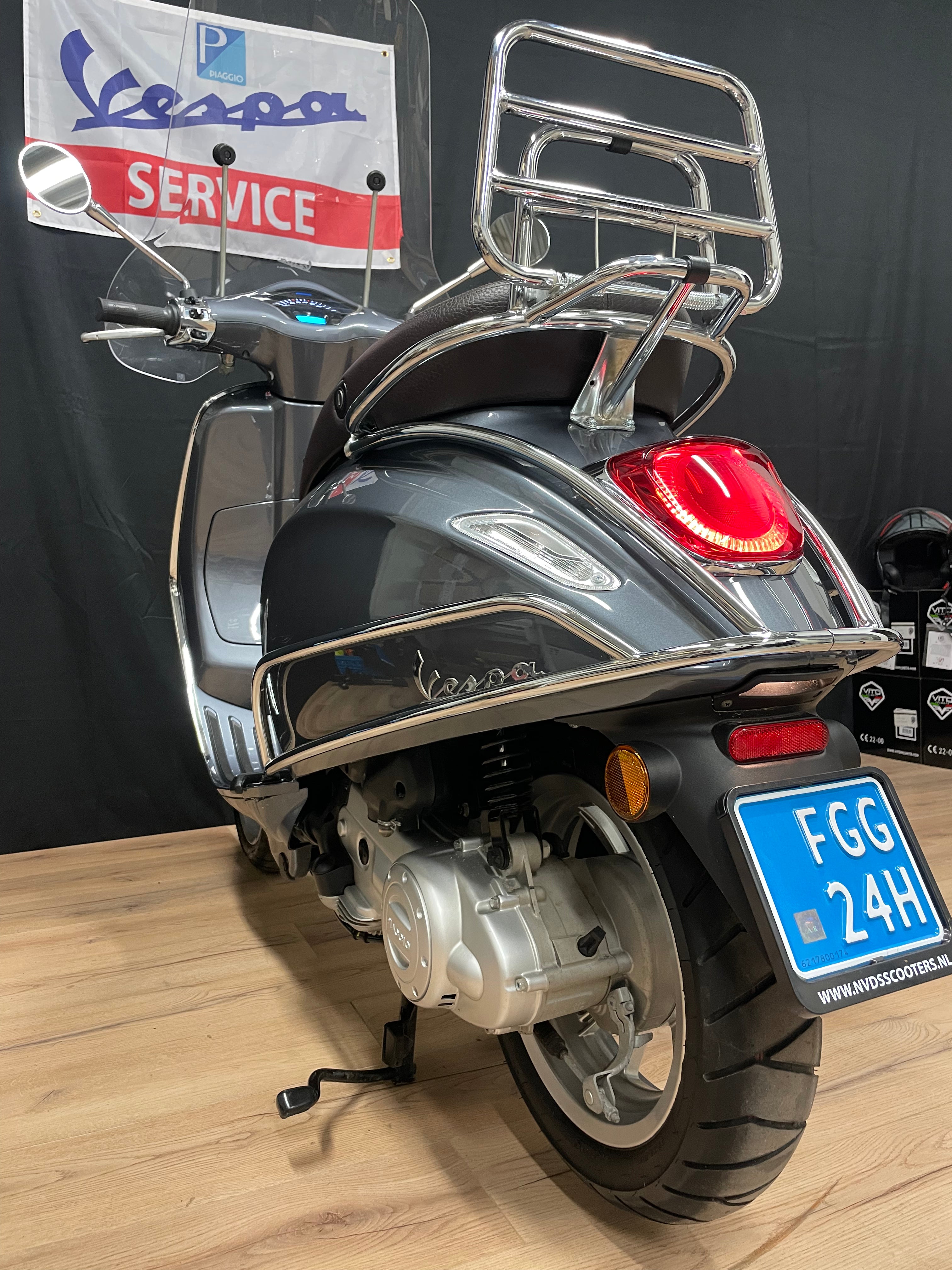 Vespa Primavera - 2023 - 1700km - Nieuwstaat - Snor/Brom